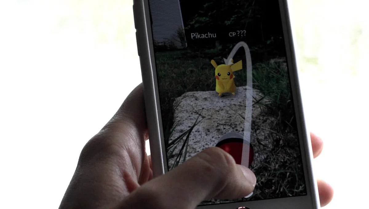 catch-pikachu-pokemon-go-hero2