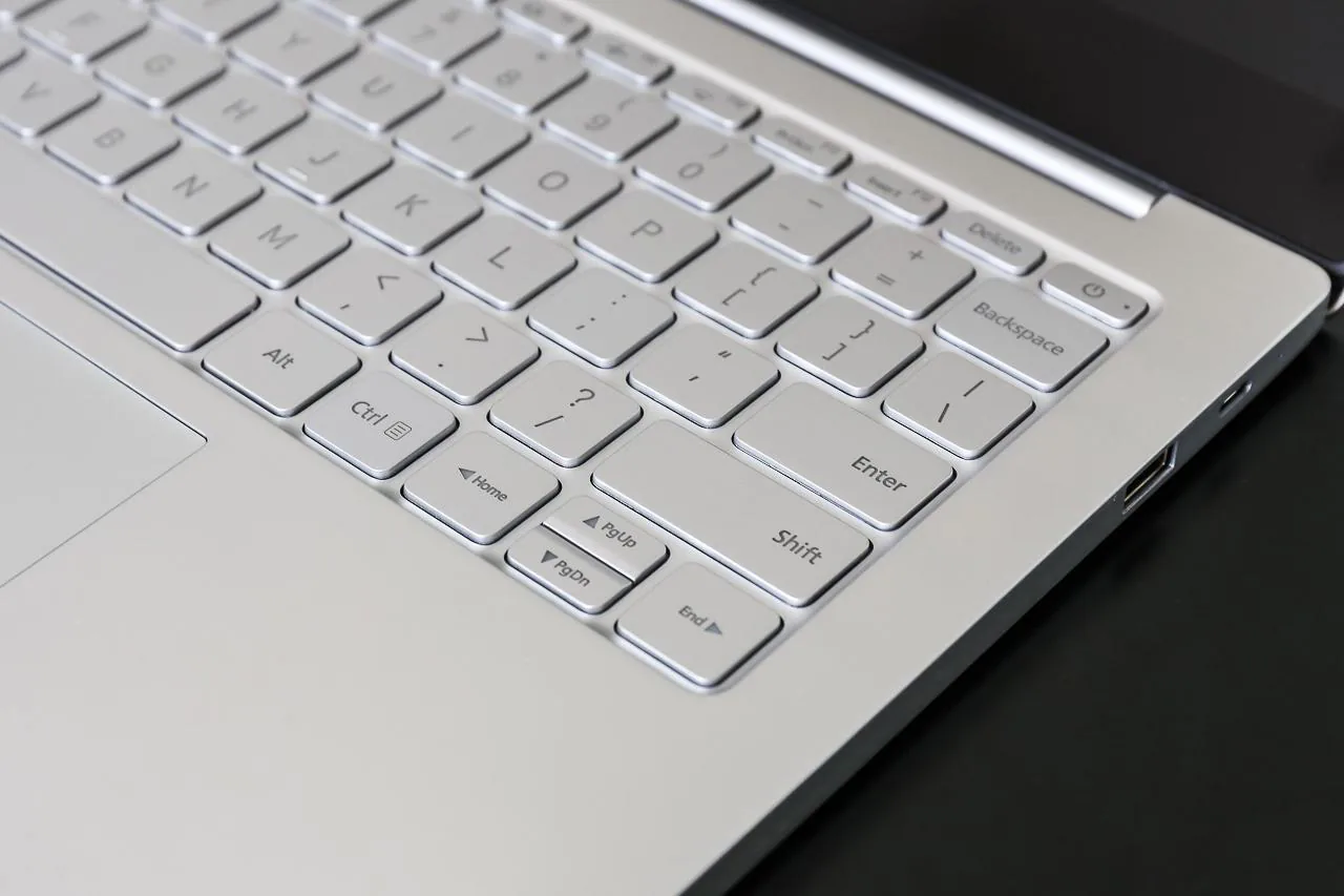 Đập hộp Mi Notebook Air: Đẹp như MacBook Air