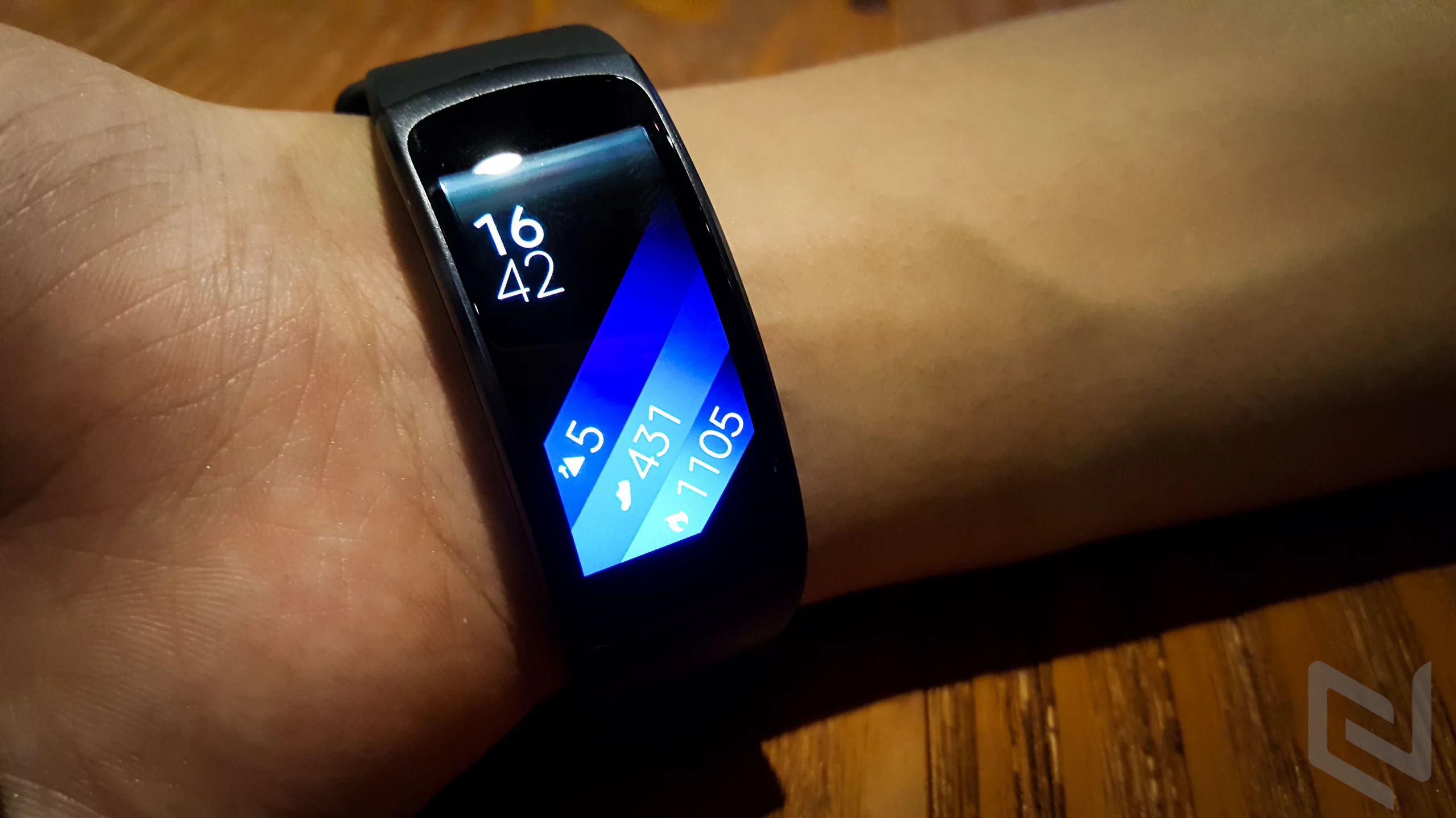 Mở hộp Samsung Gear Fit 2: Đẹp hơn, hoàn thiện tốt hơn
