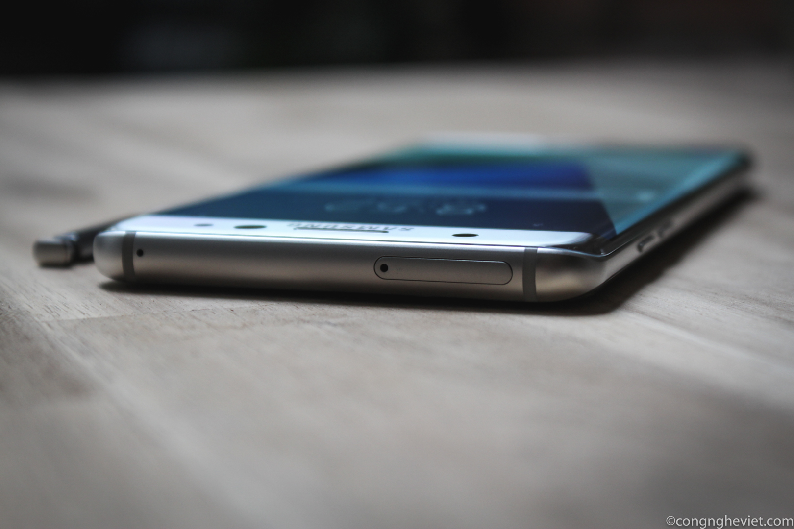 Màn hình cong trên điện thoại Samsung không phải chỉ để đẹp