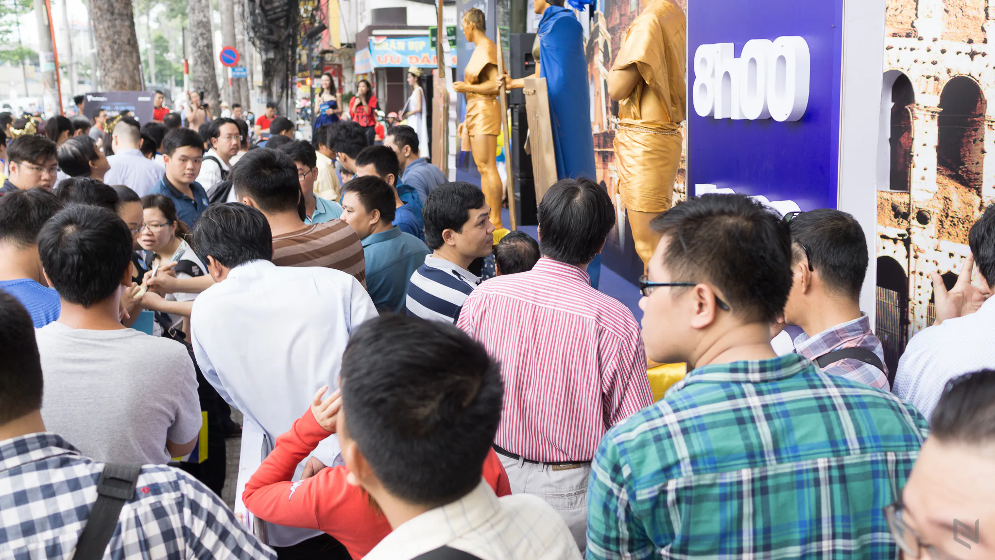 Dòng người nối đuôi nhau chuẩn bị vào nhận máy