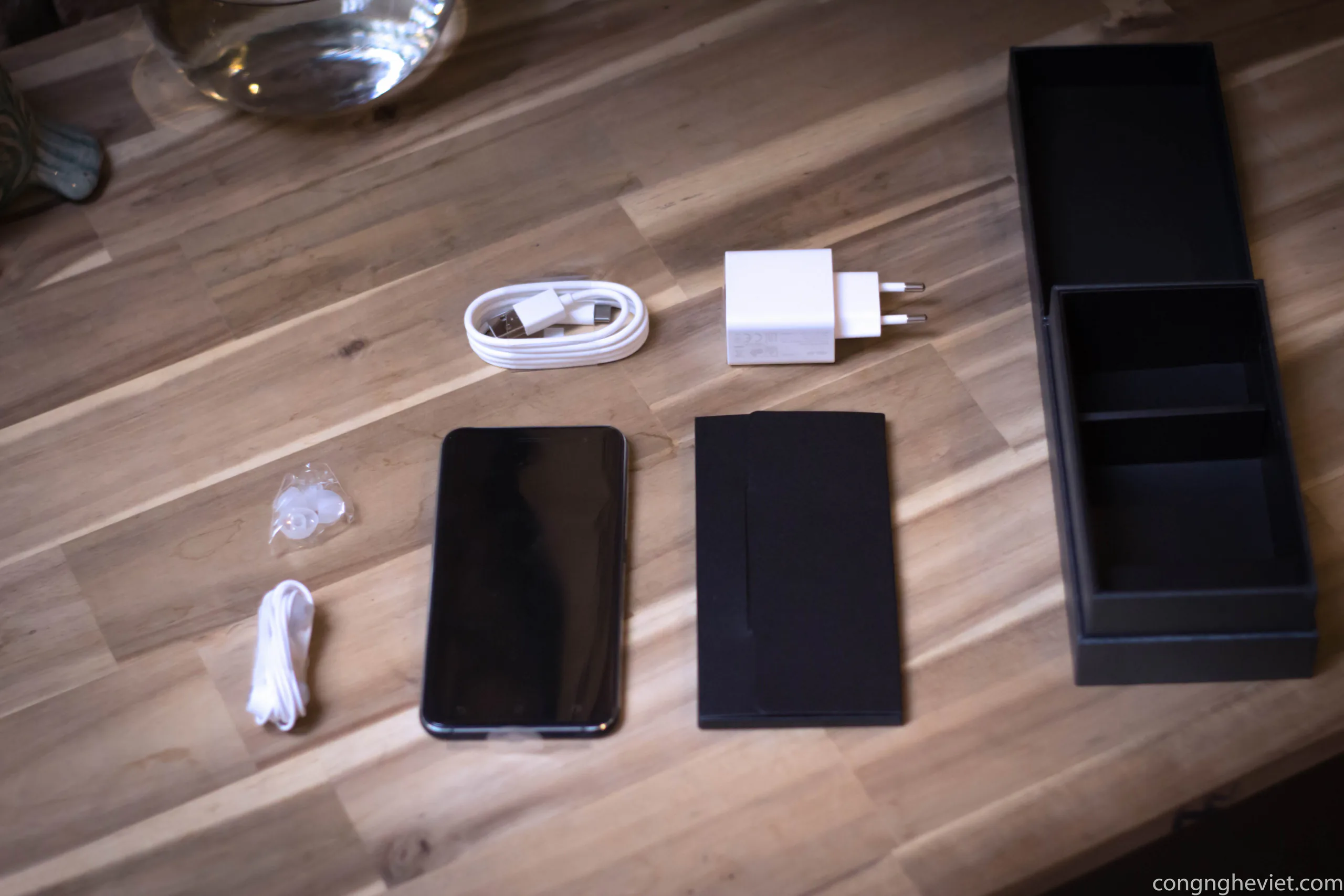 Mở hộp ZenFone 3 vừa lên kệ: Thiết kế cao cấp, máy đẹp.