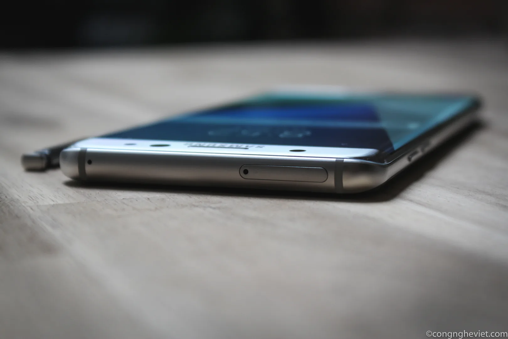 Màn hình cong trên điện thoại Samsung không phải chỉ để đẹp