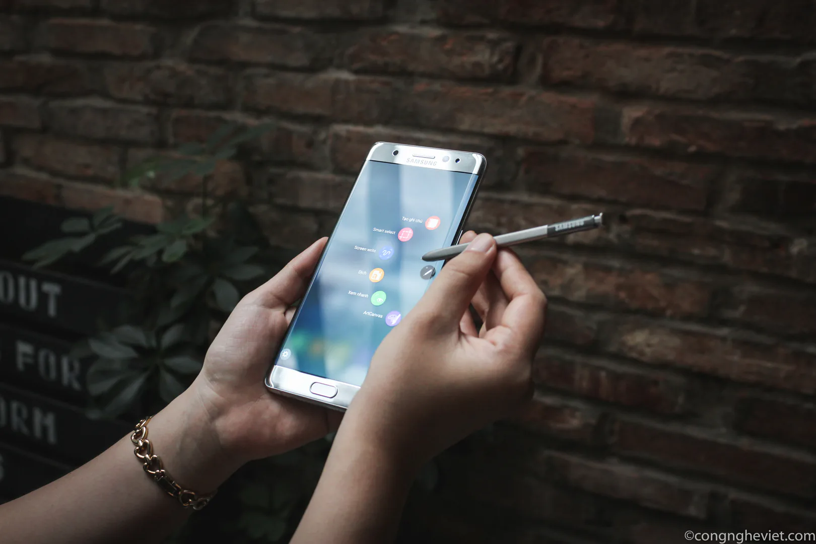 Màn hình cong trên điện thoại Samsung không phải chỉ để đẹp