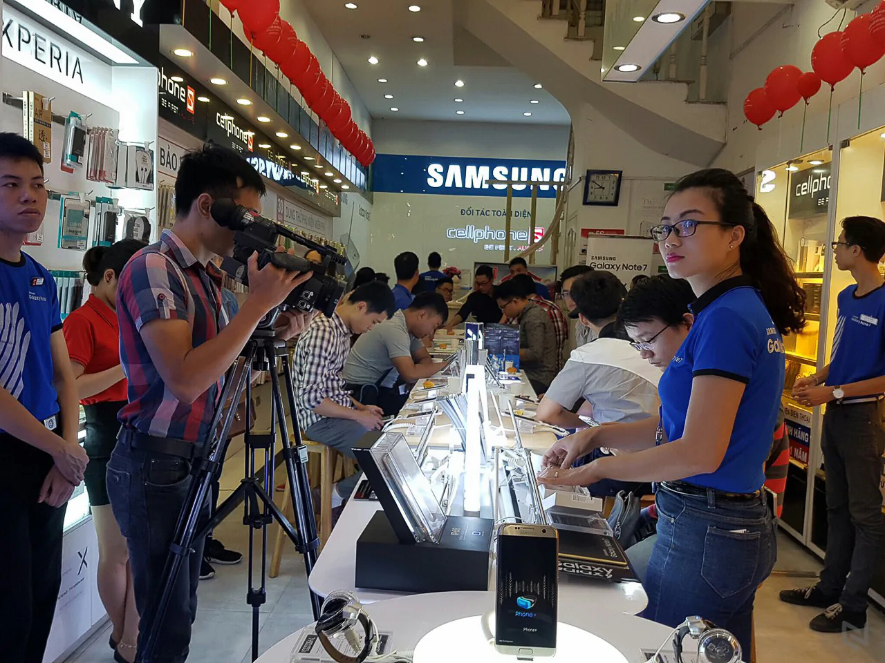 Khách đến nhận máy rất đông