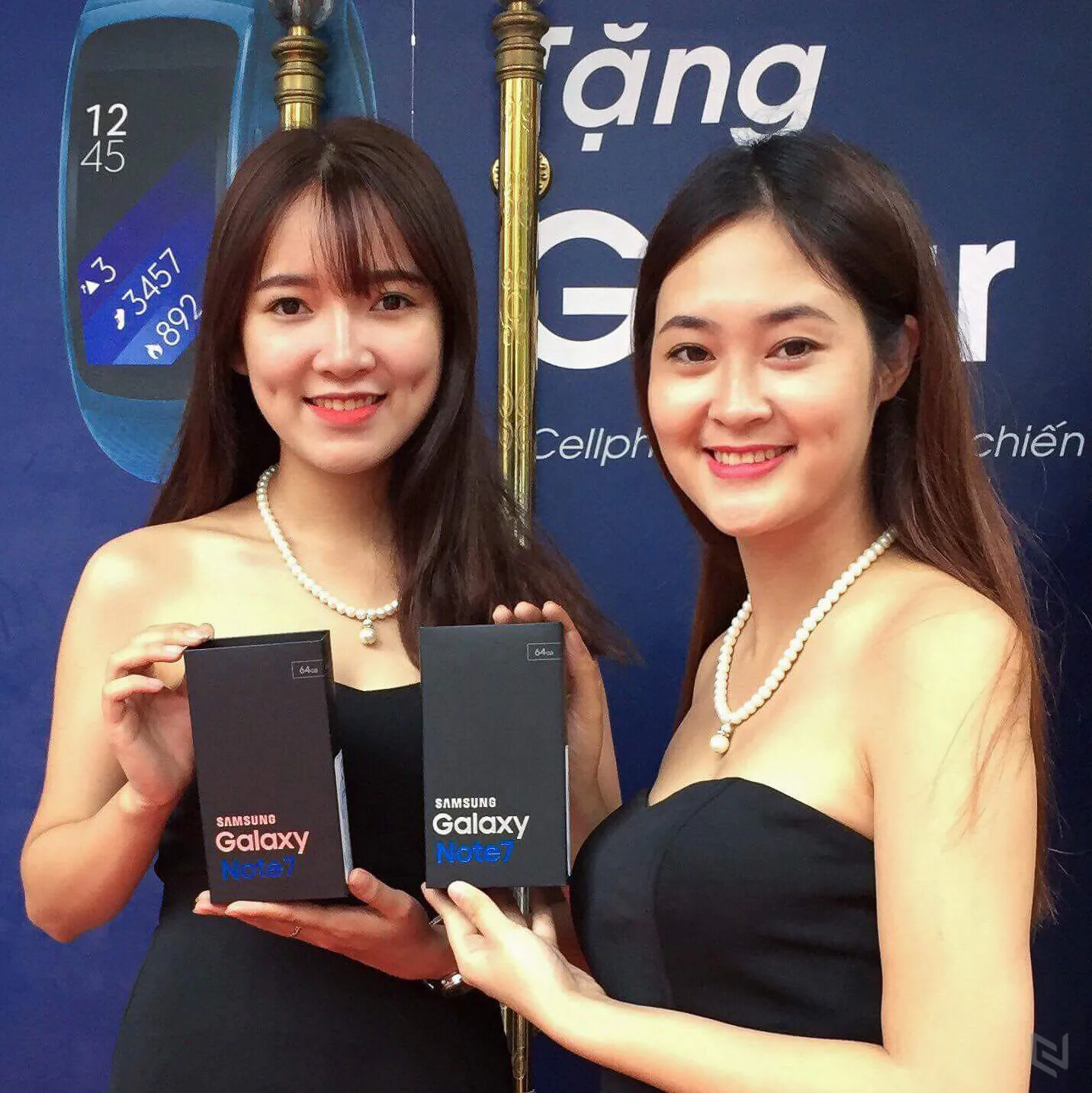 Người đẹp và máy đẹp