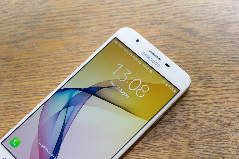 Cận cảnh Galaxy J7 Prime: cảm biến vân tay, giá dưới 7 triệu