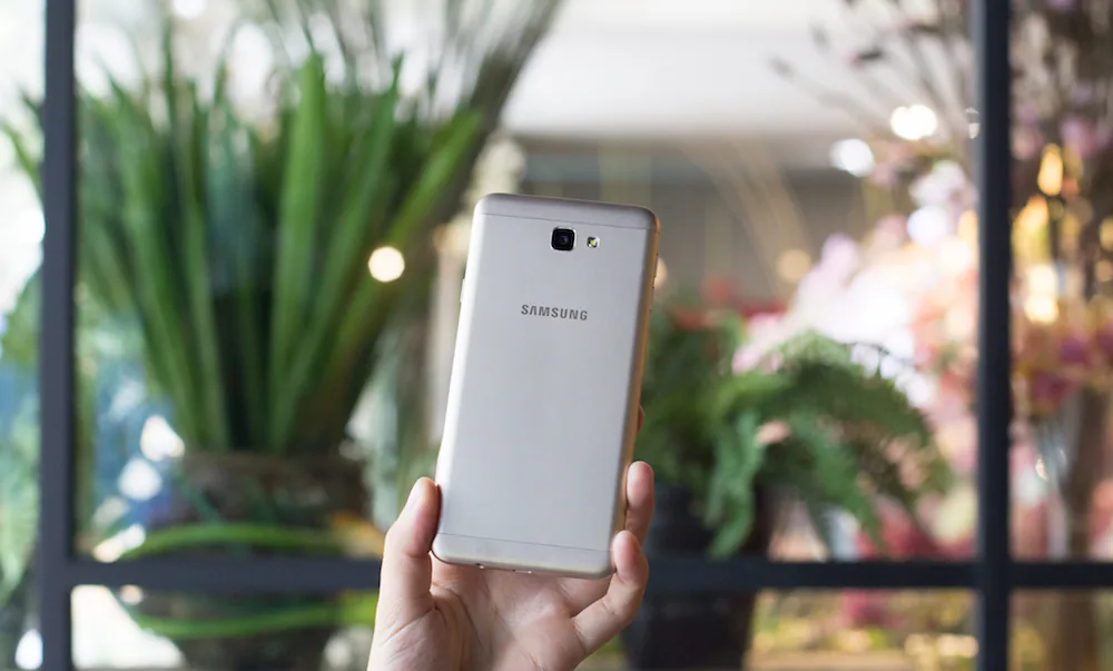 Cận cảnh Galaxy J7 Prime: cảm biến vân tay, giá dưới 7 triệu