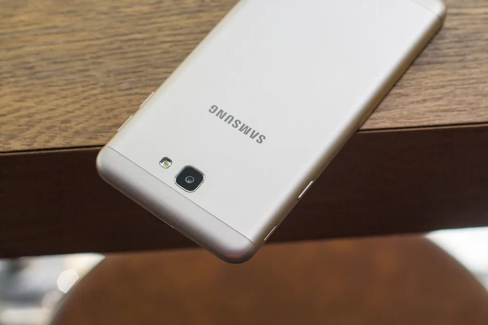 Cận cảnh Galaxy J7 Prime: cảm biến vân tay, giá dưới 7 triệu