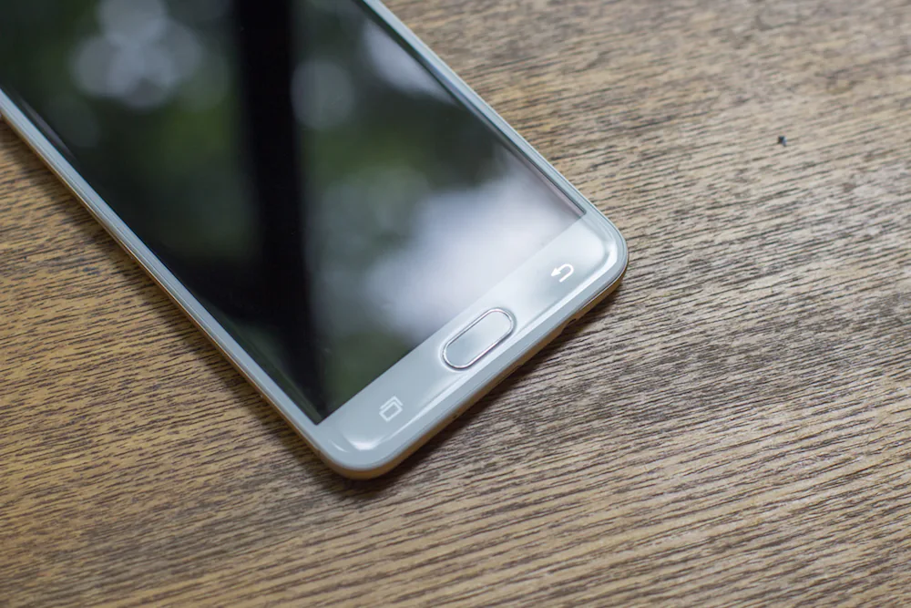 Cận cảnh Galaxy J7 Prime: cảm biến vân tay, giá dưới 7 triệu