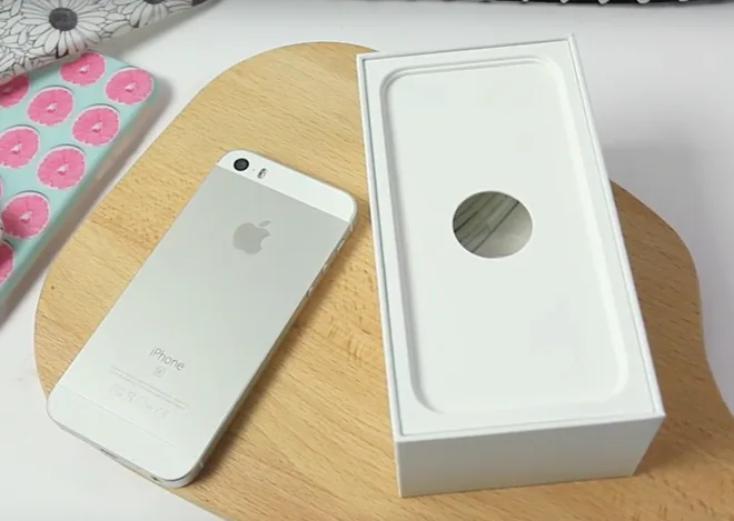 iPhone SE hàng demo đang được bán với giá 9 triệu tại Việt Nam