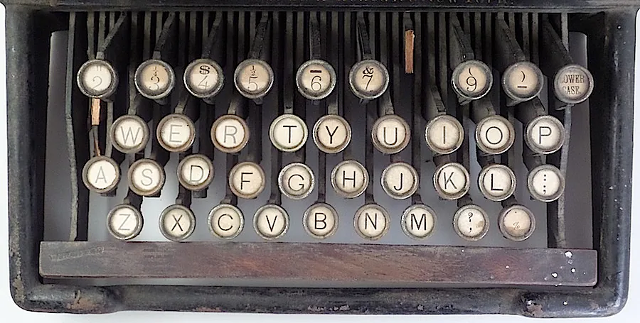 Tại sao bàn phím máy tính là QWERTY mà không phải ABCDEF?