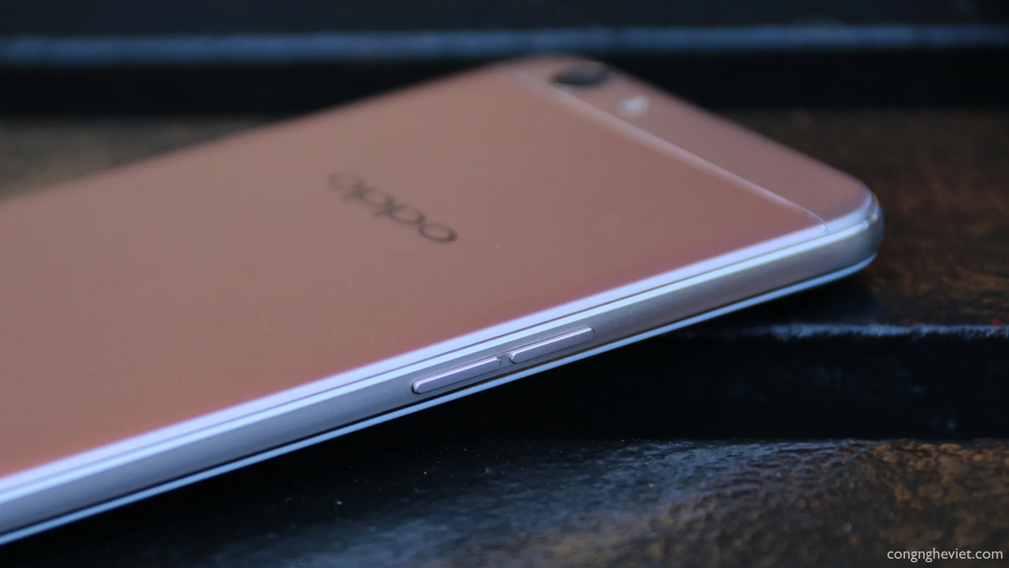 Trên tay OPPO F1s: Camera trước 16MP, thiết kế đẹp, vân tay nhạy.