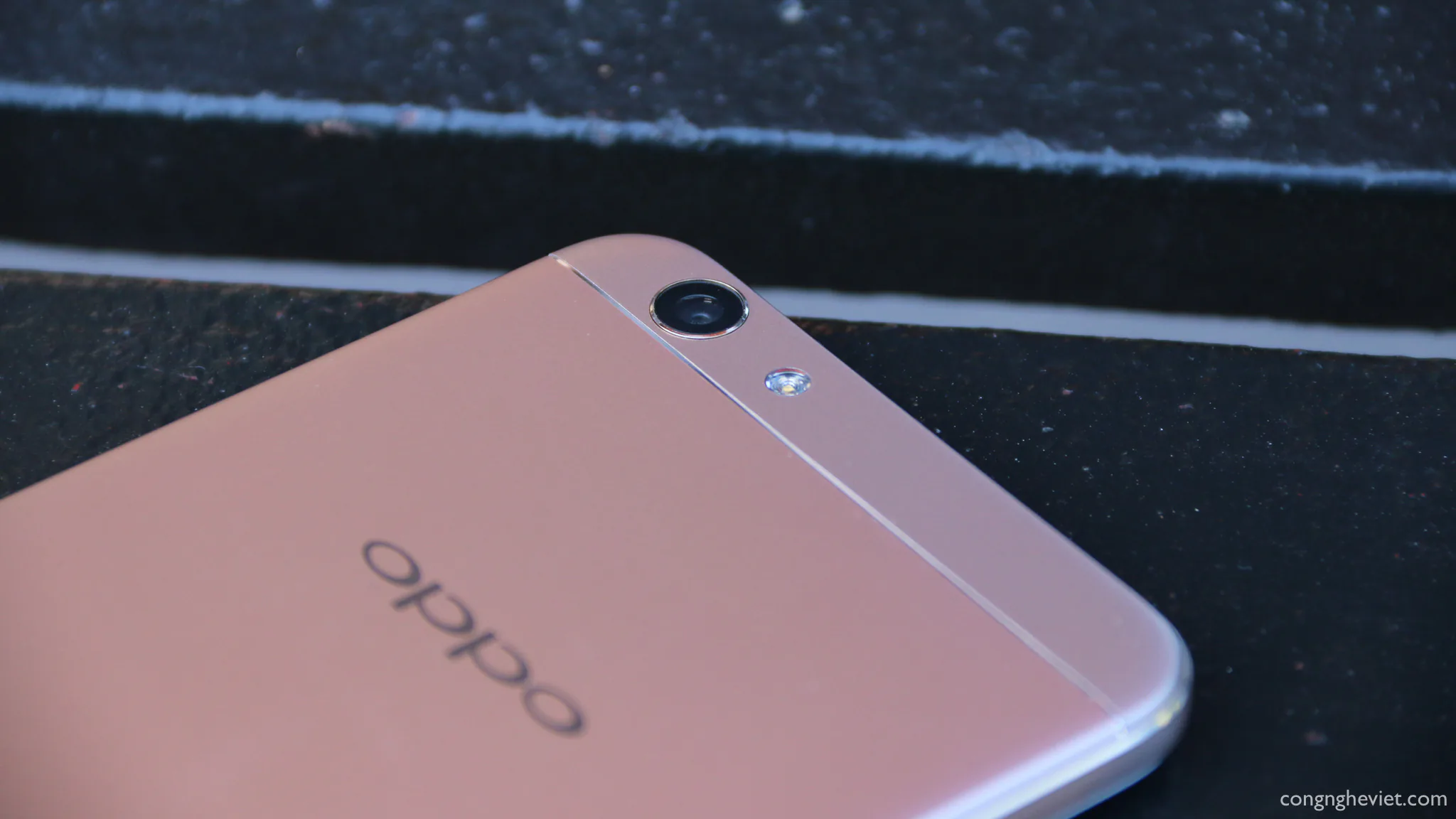 Trên tay OPPO F1s: Camera trước 16MP, thiết kế đẹp, vân tay nhạy.