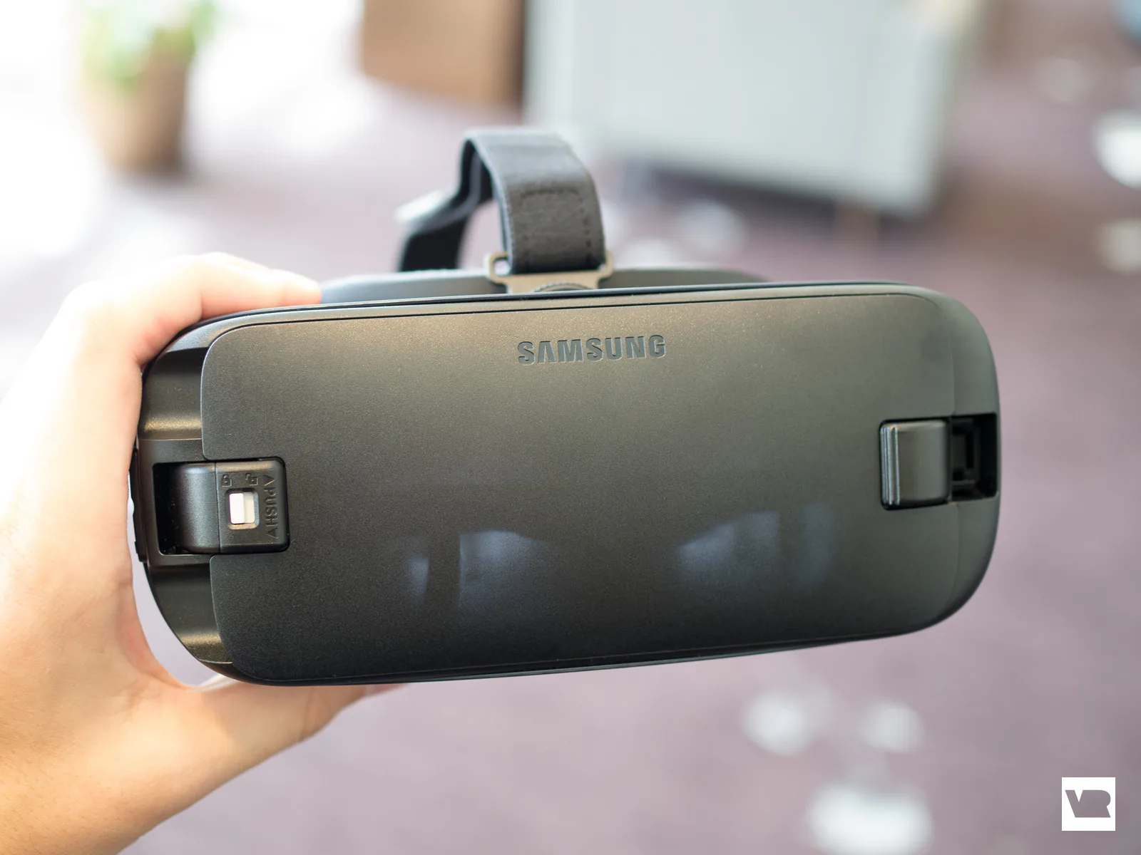 Cận cảnh Gear VR phiên bản mới với cổng USB-C