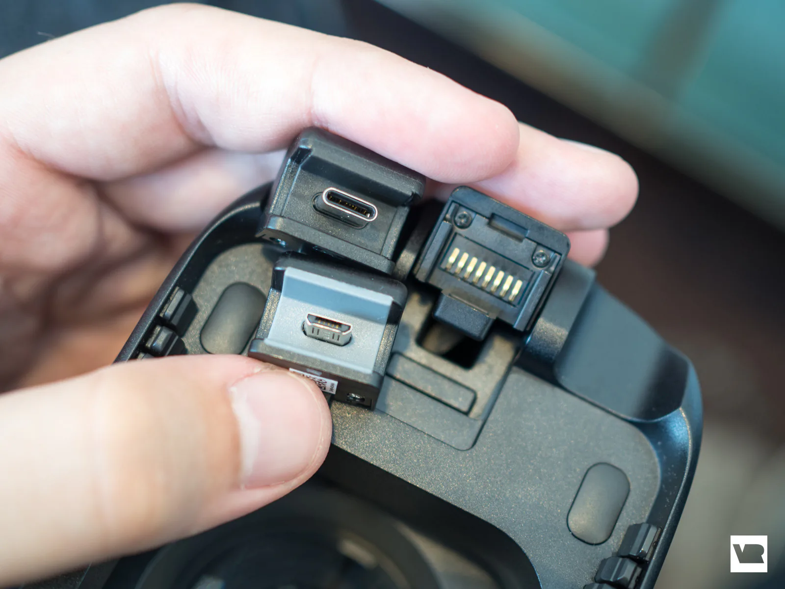 Cận cảnh Gear VR phiên bản mới với cổng USB-C