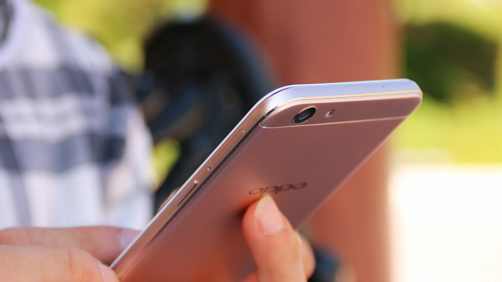 Trên tay OPPO F1s: Camera trước 16MP, thiết kế đẹp, vân tay nhạy.