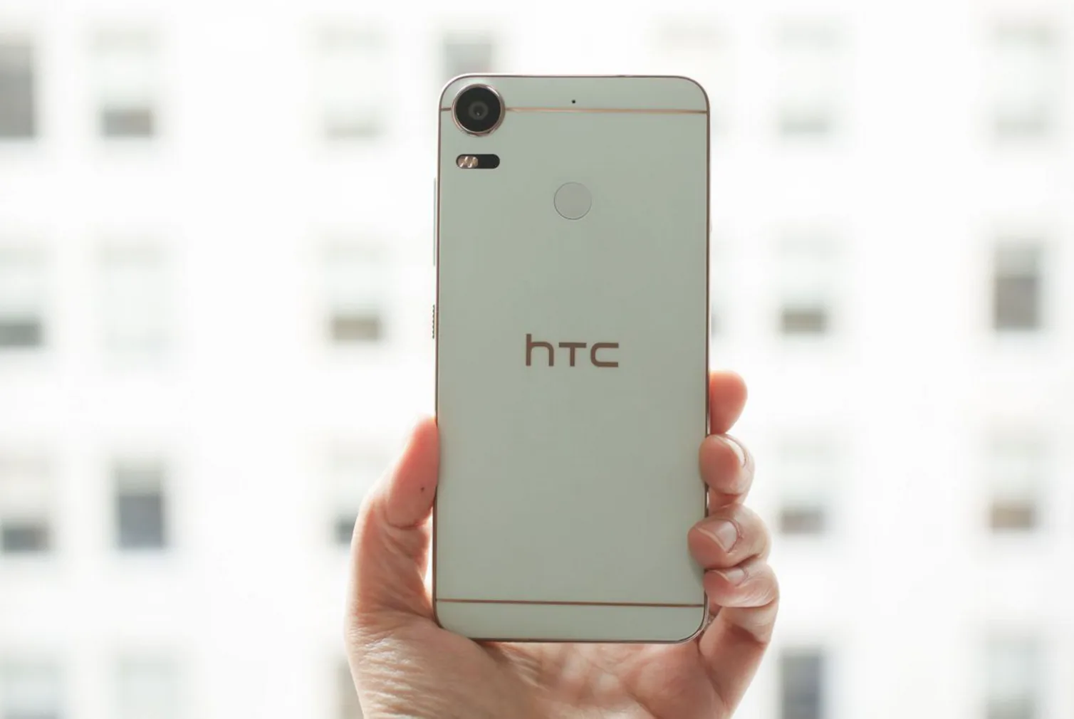 HTC ra mắt hai mẫu điện thoại mới: HTC Desire 10 Pro và Lifestyle