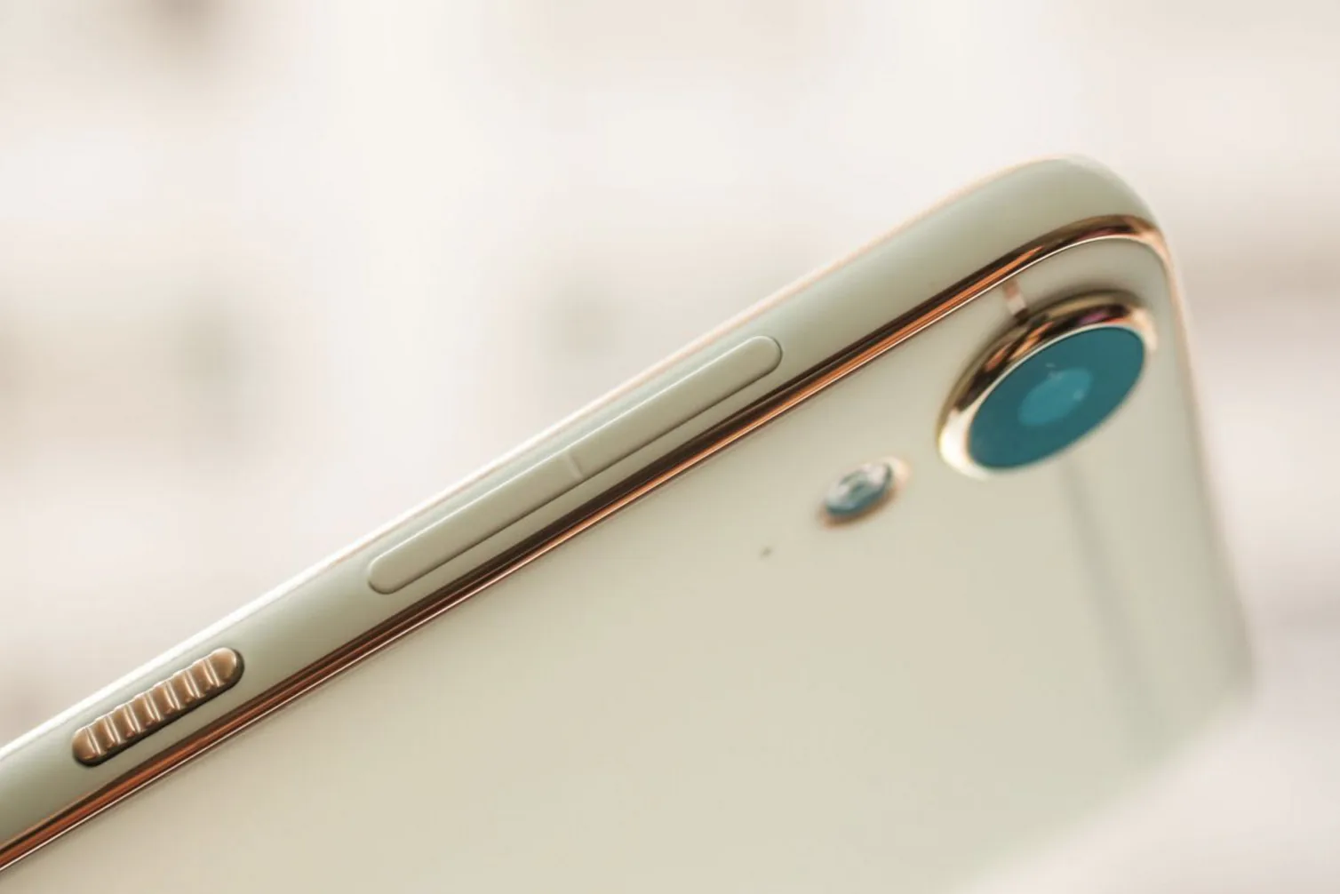HTC ra mắt hai mẫu điện thoại mới: HTC Desire 10 Pro và Lifestyle