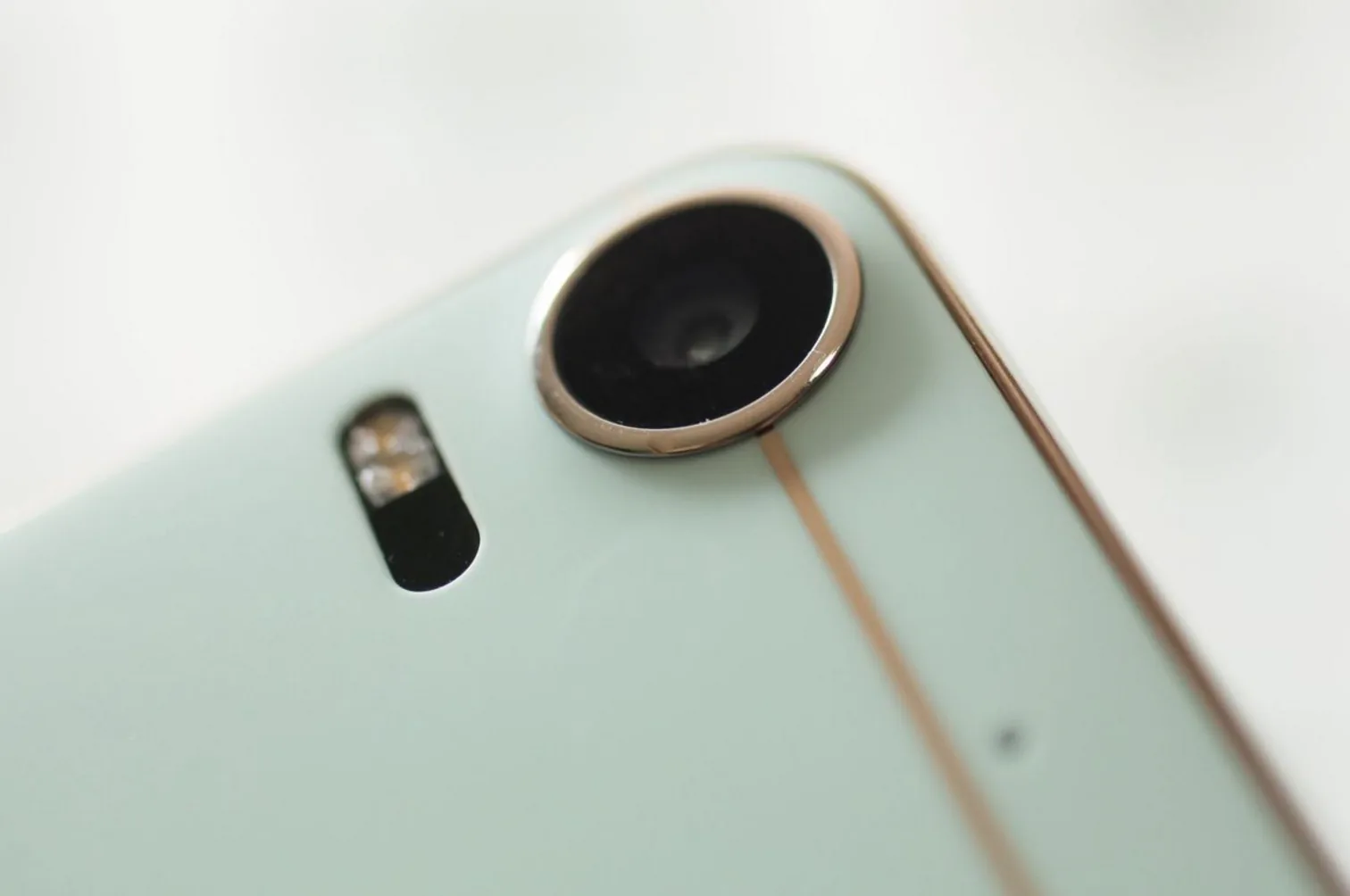 HTC ra mắt hai mẫu điện thoại mới: HTC Desire 10 Pro và Lifestyle