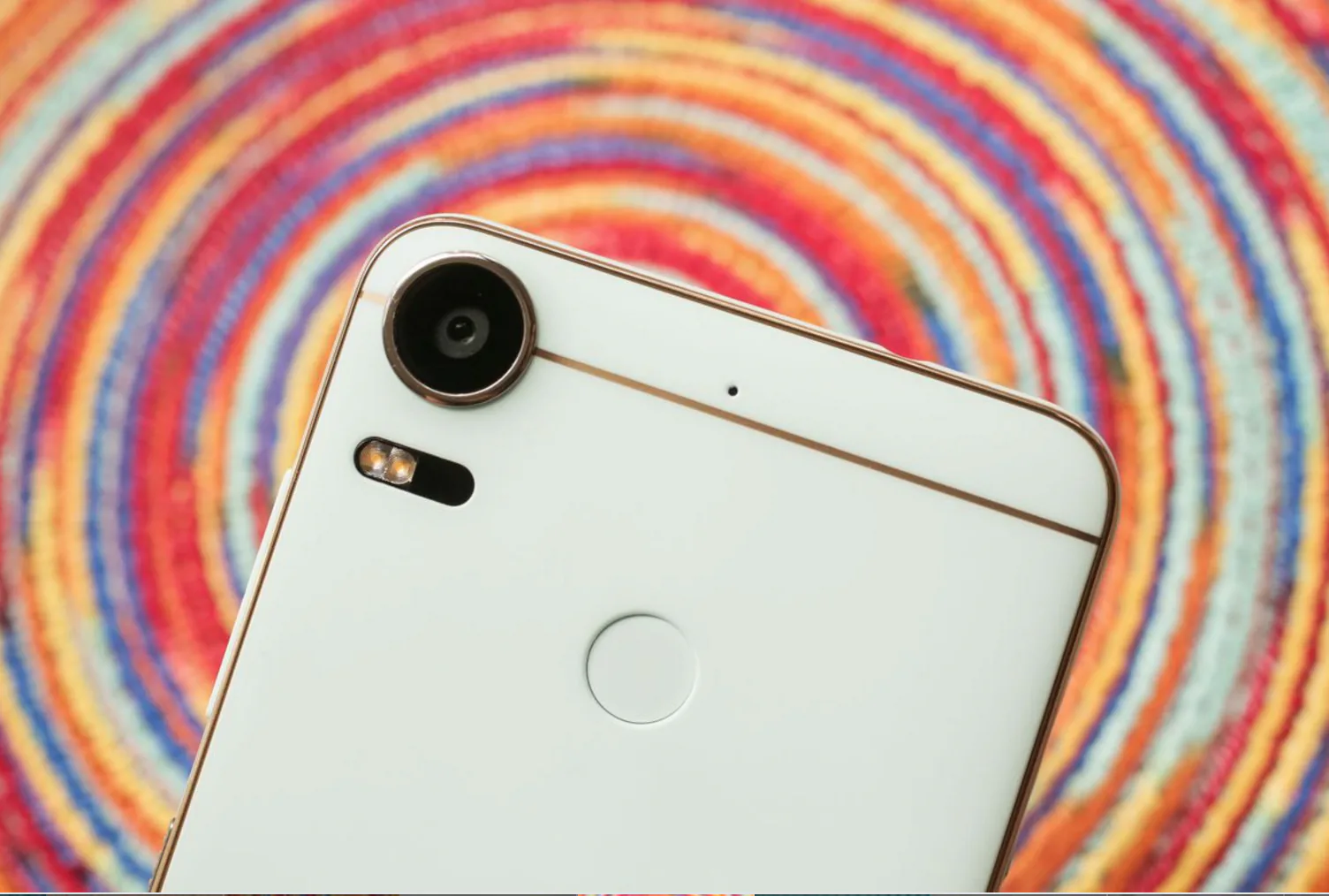HTC ra mắt hai mẫu điện thoại mới: HTC Desire 10 Pro và Lifestyle