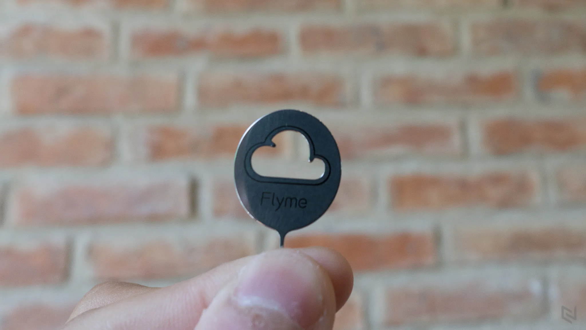 Khe chọc sim có ký hiệu Flyme OS rất bắt mắt