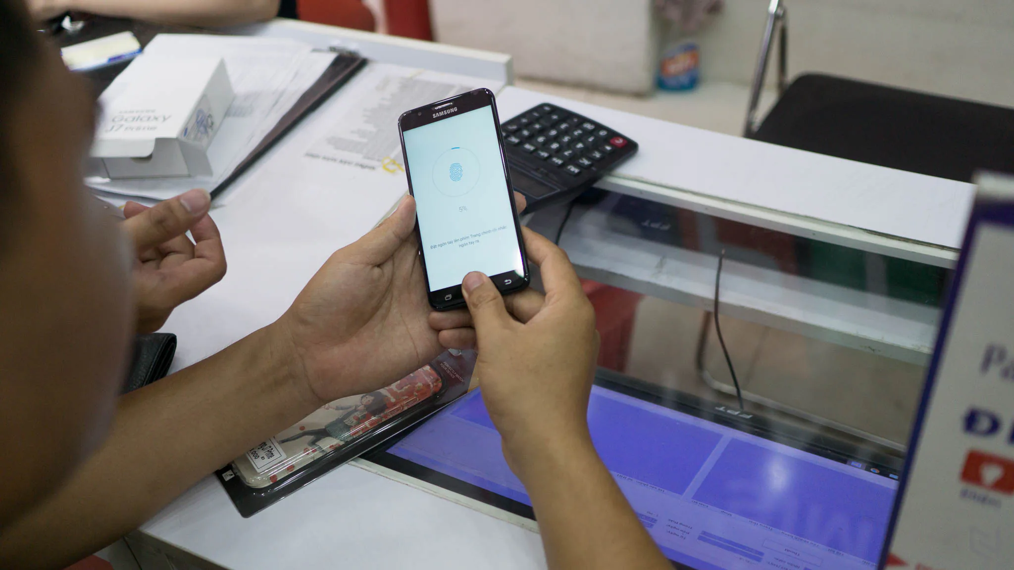 Khách hàng nhận máy tại FPT Shop