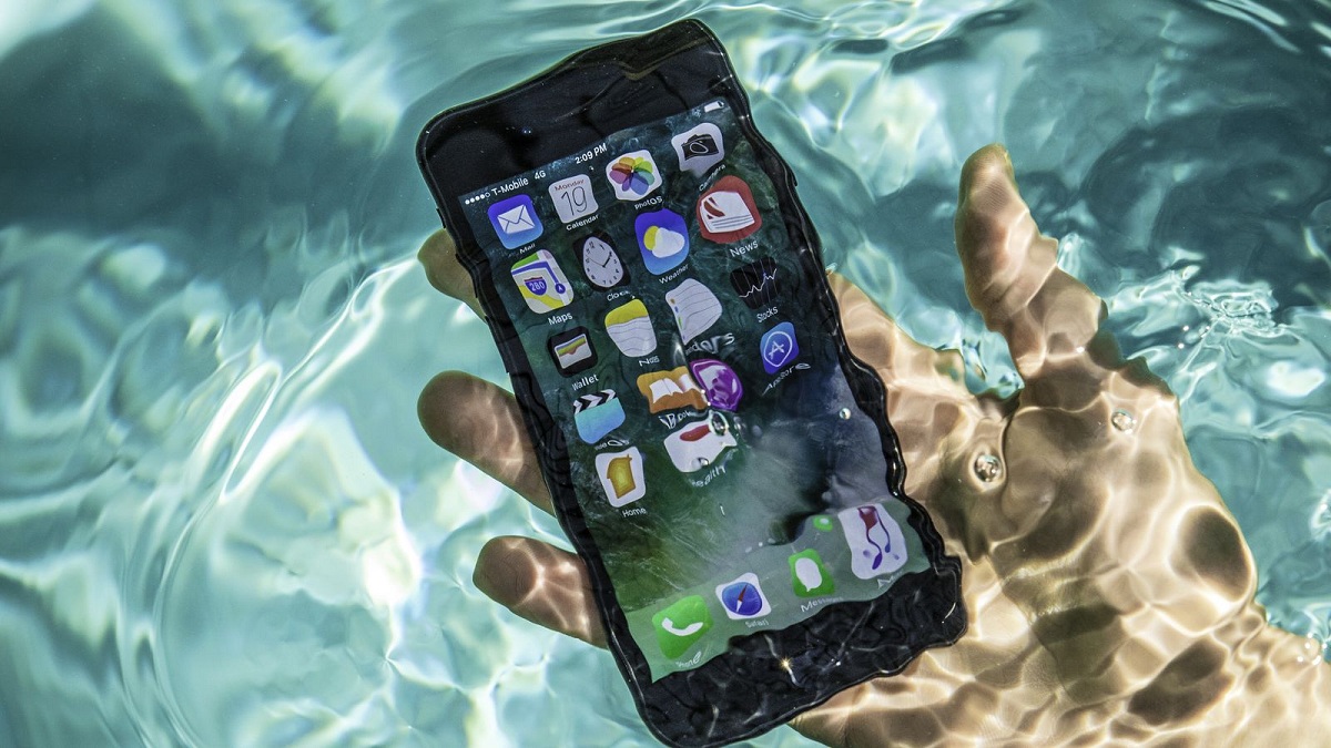 Nên làm gì nếu iPhone 7 bị vô nước?