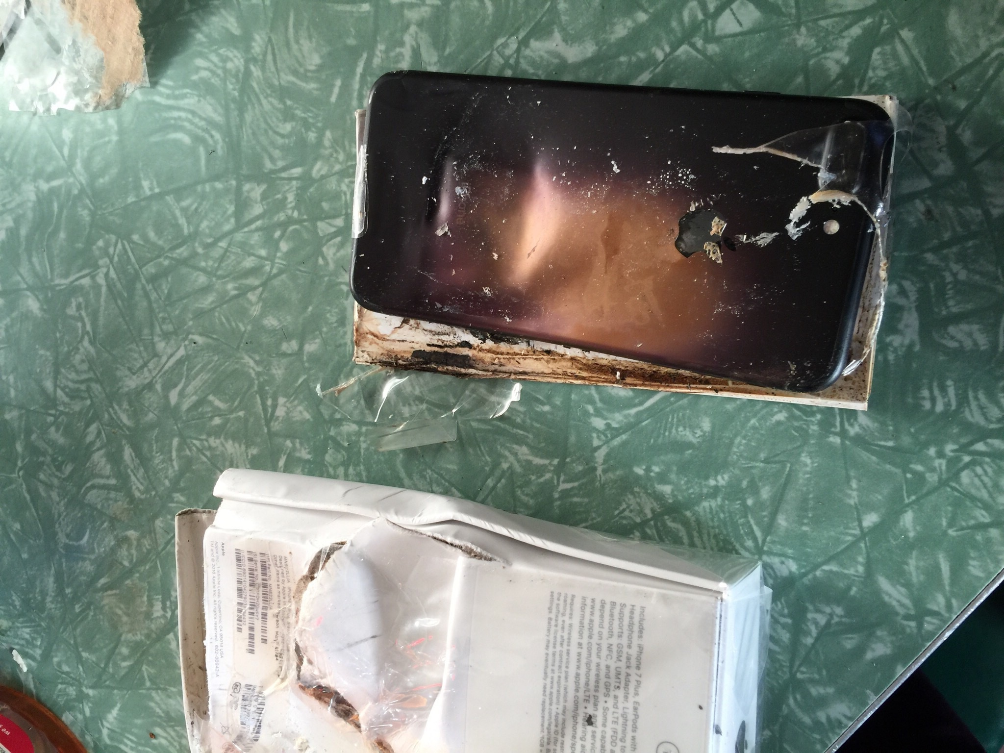 Sau Galaxy Note7, đến lượt iPhone 7 Plus cũng bị phát nổ