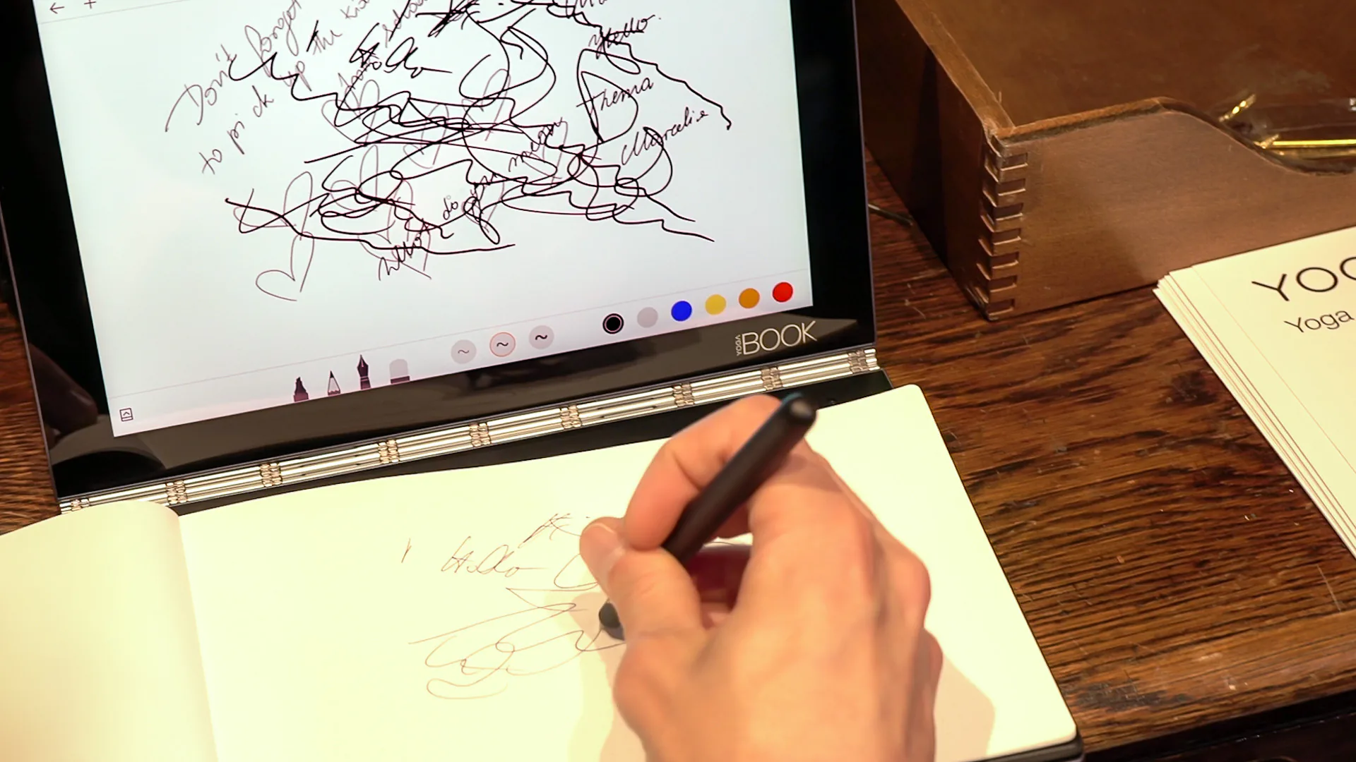 Lenovo Yoga Book đã định nghĩa lại máy tính bảng như thế nào?