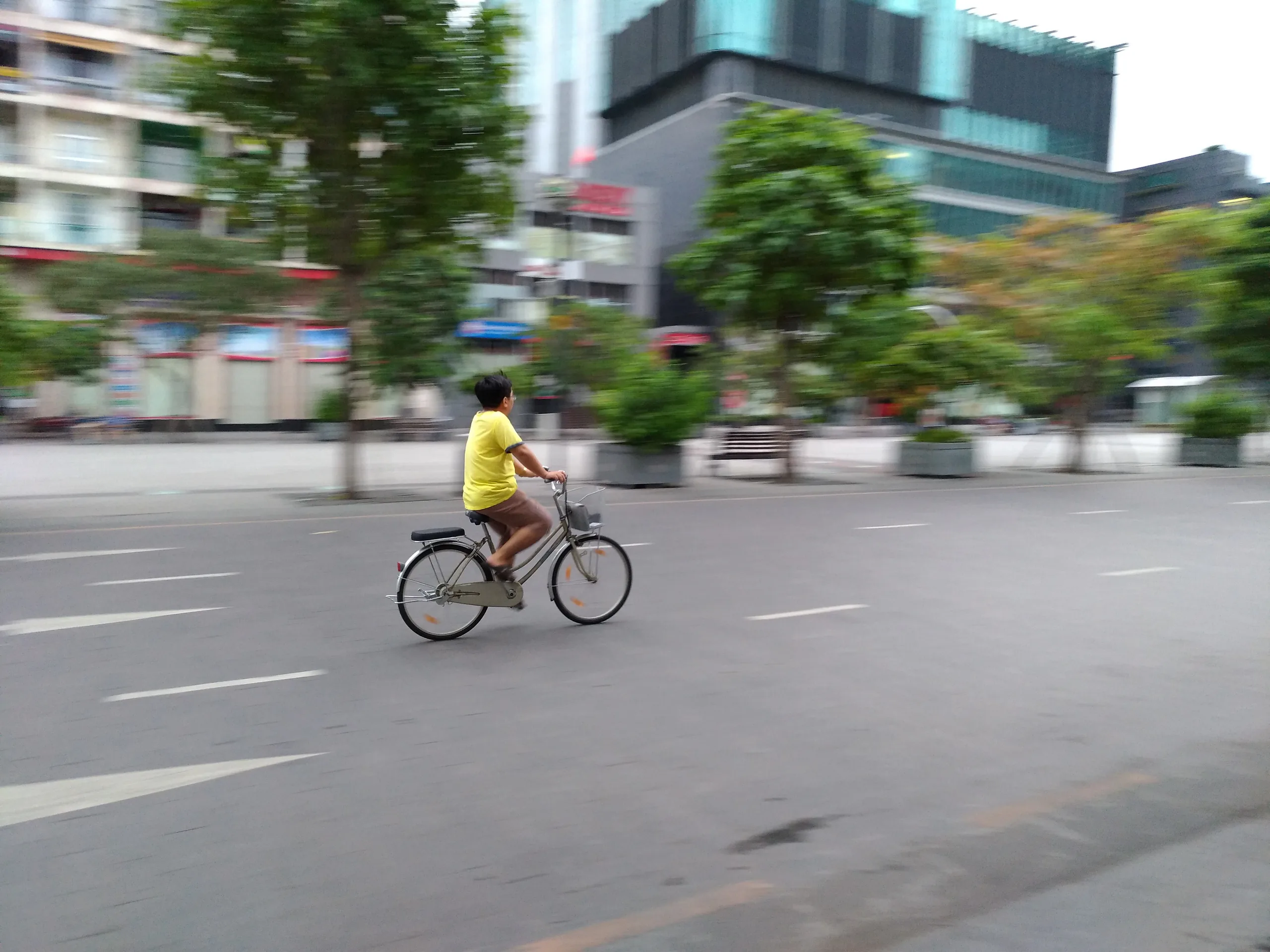 Bây giờ thử lia máy (panning) để có thể bắt đứng được chuyển động của chủ thể cần chụp.