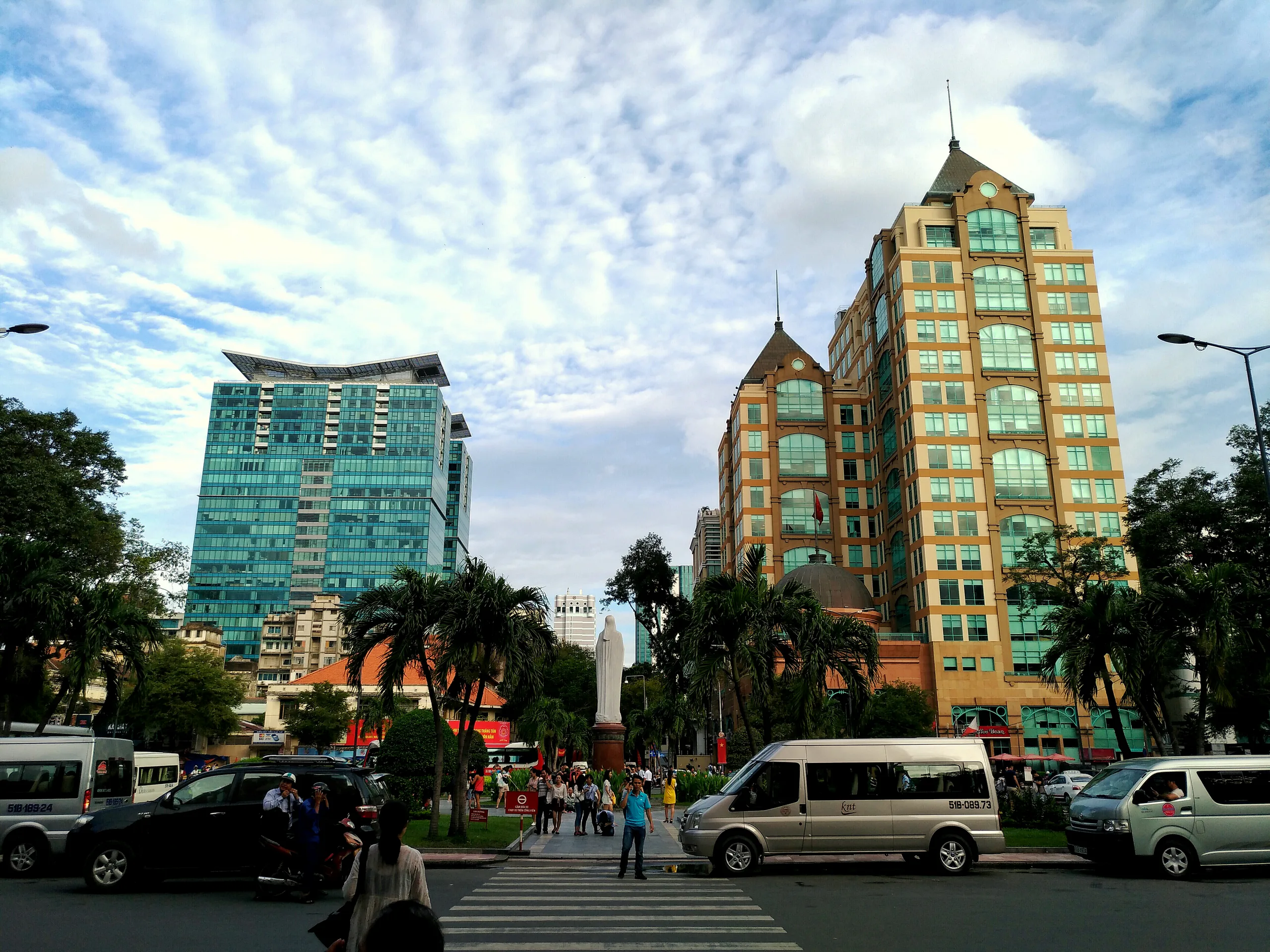 Trước của nhà thờ Đức Bà...do lúc này ánh sáng khá gắt nên mình dùng chế độ HDR Pro trên máy để cho bức ảnh có độ sáng không quá chênh lệch. Vùng sáng không quá cháy sáng và vùng tối không quá tối giúp bức ảnh trở nên hài hòa 