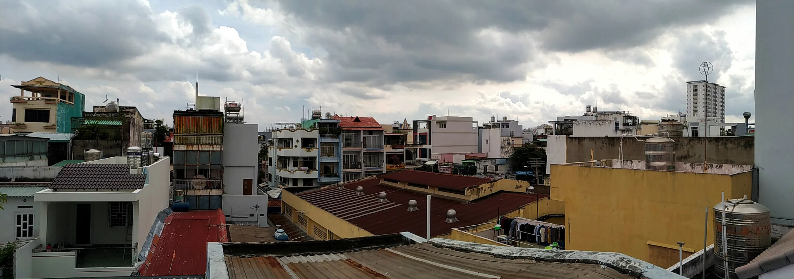 Quét máy chụp toàn cảnh với tay cầm máy theo chiều nằm ngang