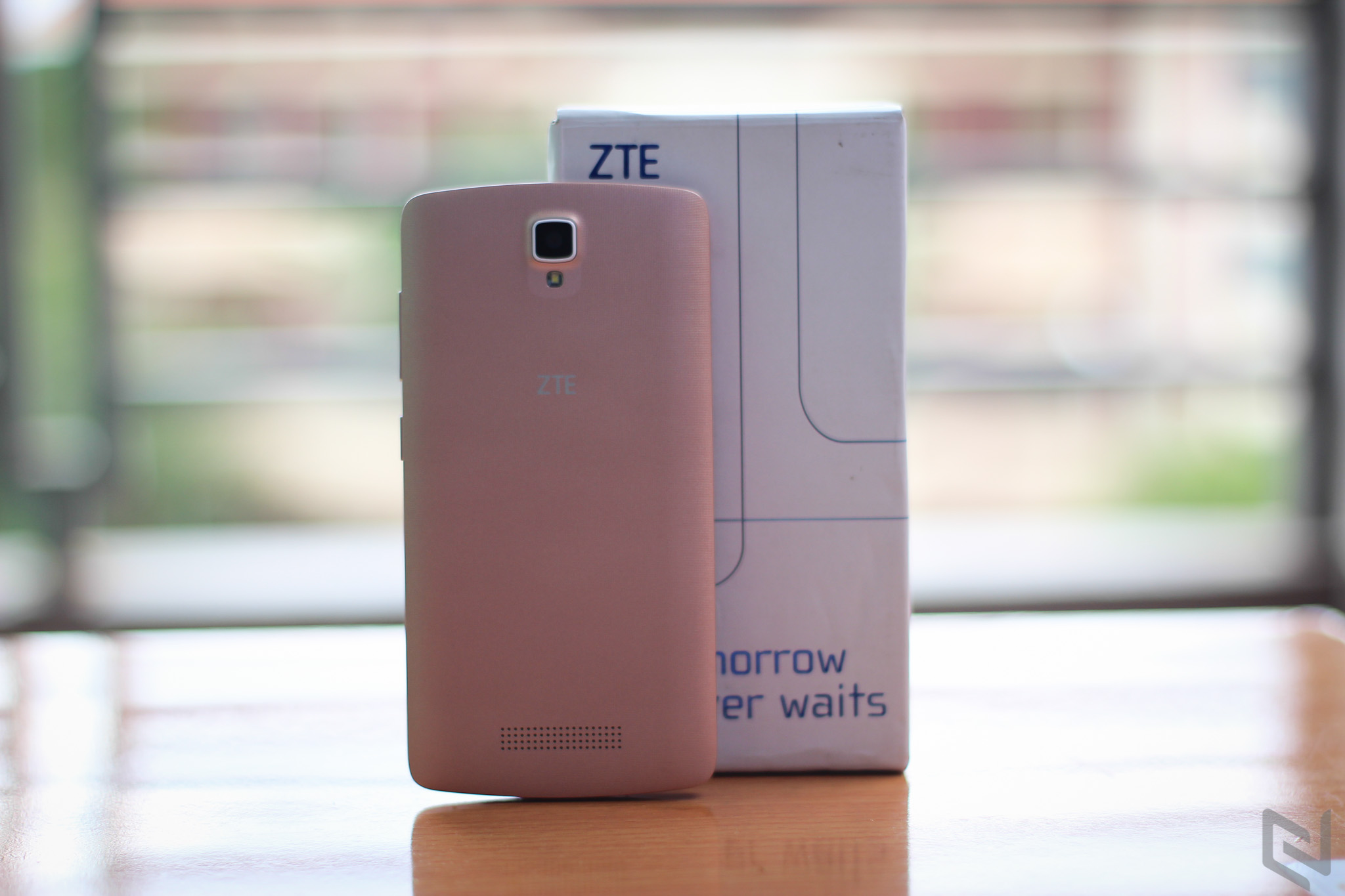 Trên tay điện thoại ZTE Blade L5 Plus giá chỉ 1.8 triệu đồng