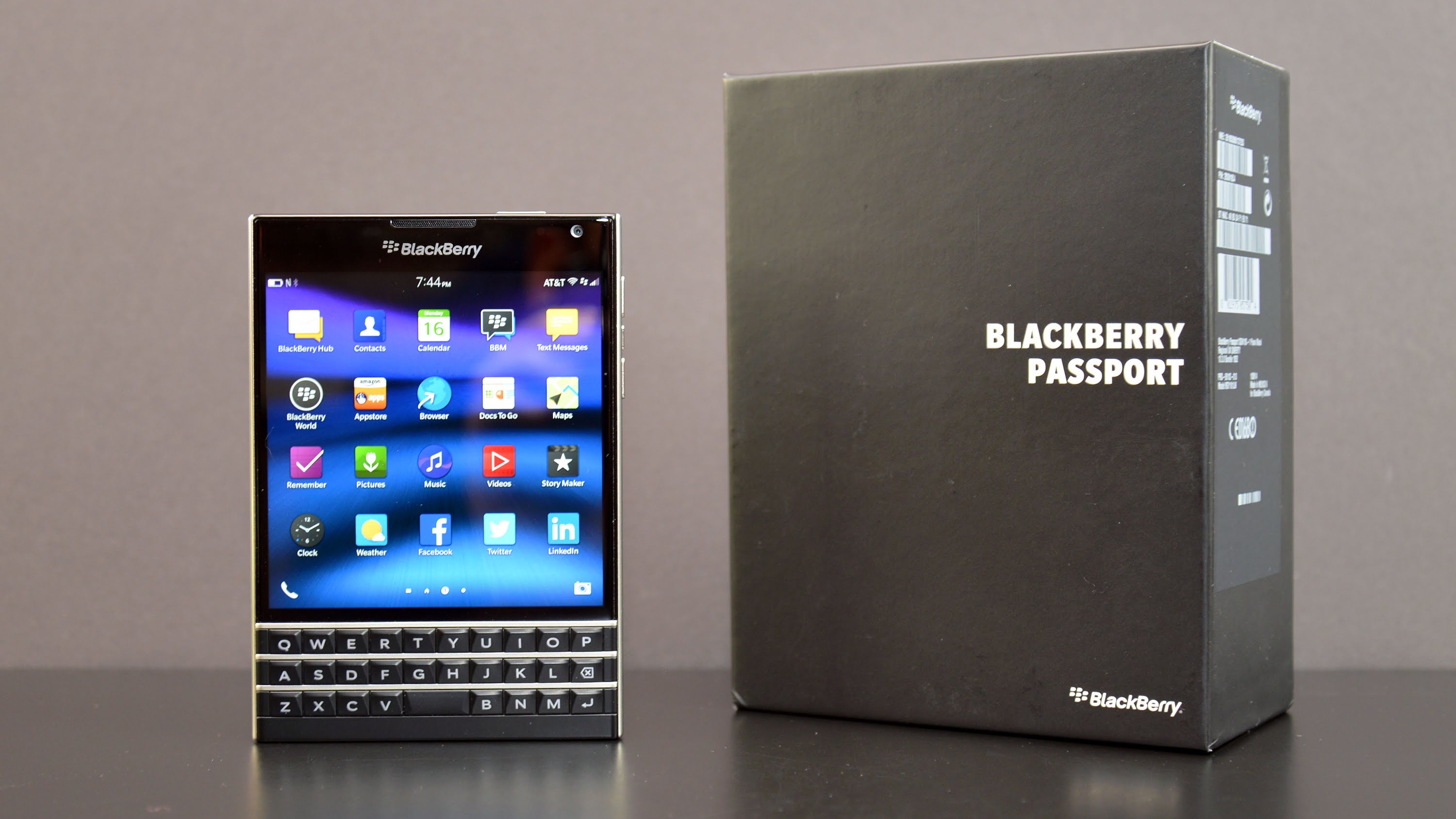 BlackBerry Passport tiếp tục giảm giá, chỉ còn 4,8 triệu đồng