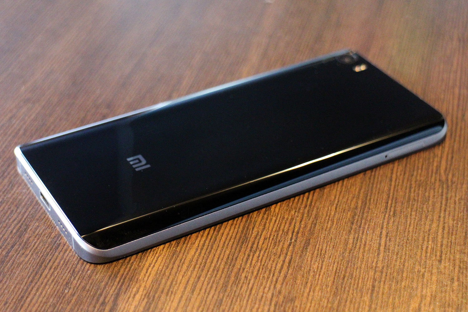 Slide thuyết trình tiết lộ thông số kĩ thuật và giá bán Xiaomi Mi Note 2
