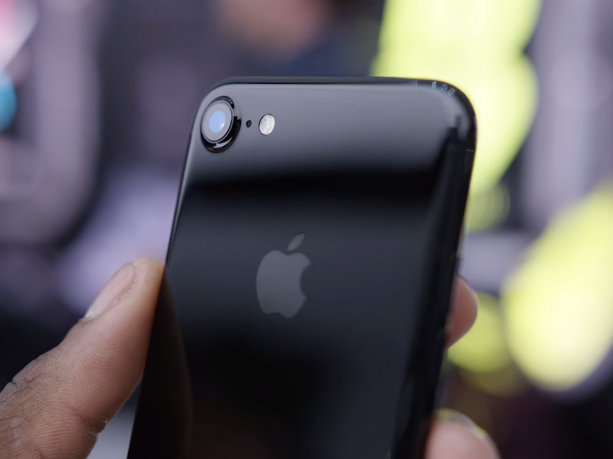 iPhone 7 Jet Black gặp vấn đề bong tróc chữ in ở mặt lưng