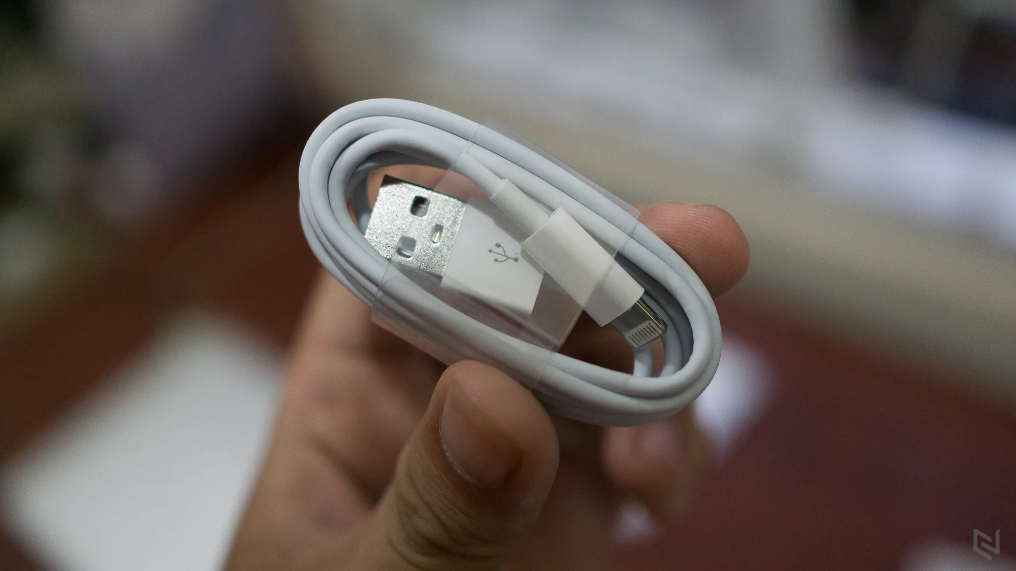 Và nó dùng cả cáp Lightning chứ không phải MicroUSB