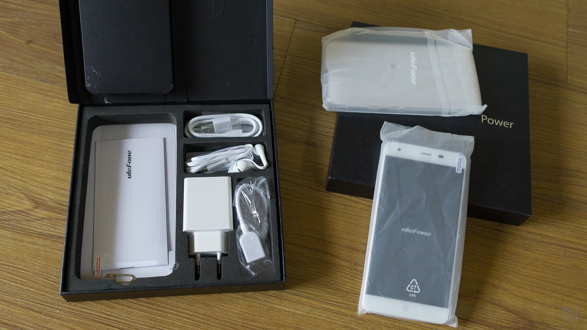 Bên trong hộp có rất nhiều món tặng kèm