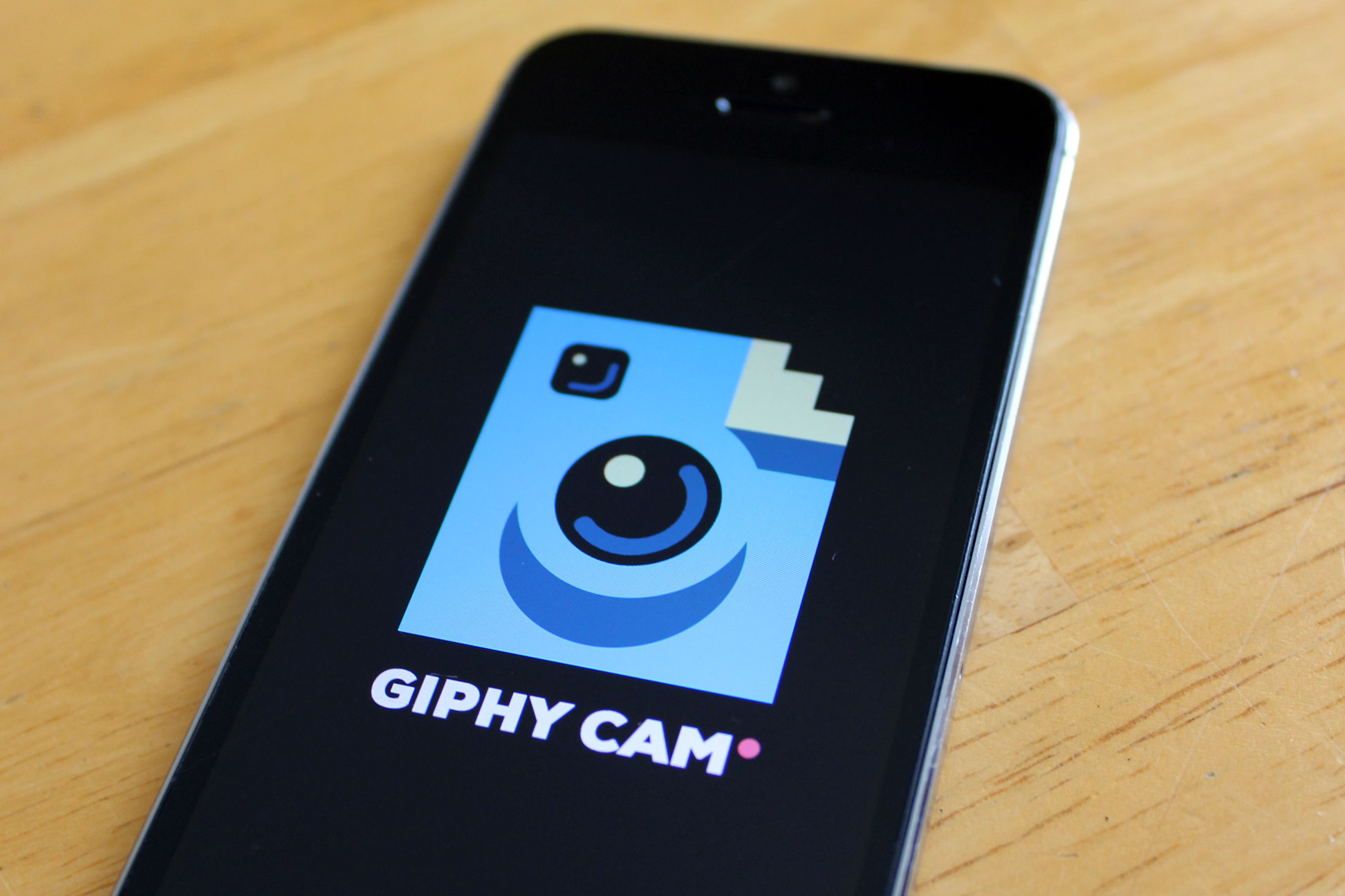 Giphy tung ra ứng dụng Cam tạo ảnh Gif cực HOT