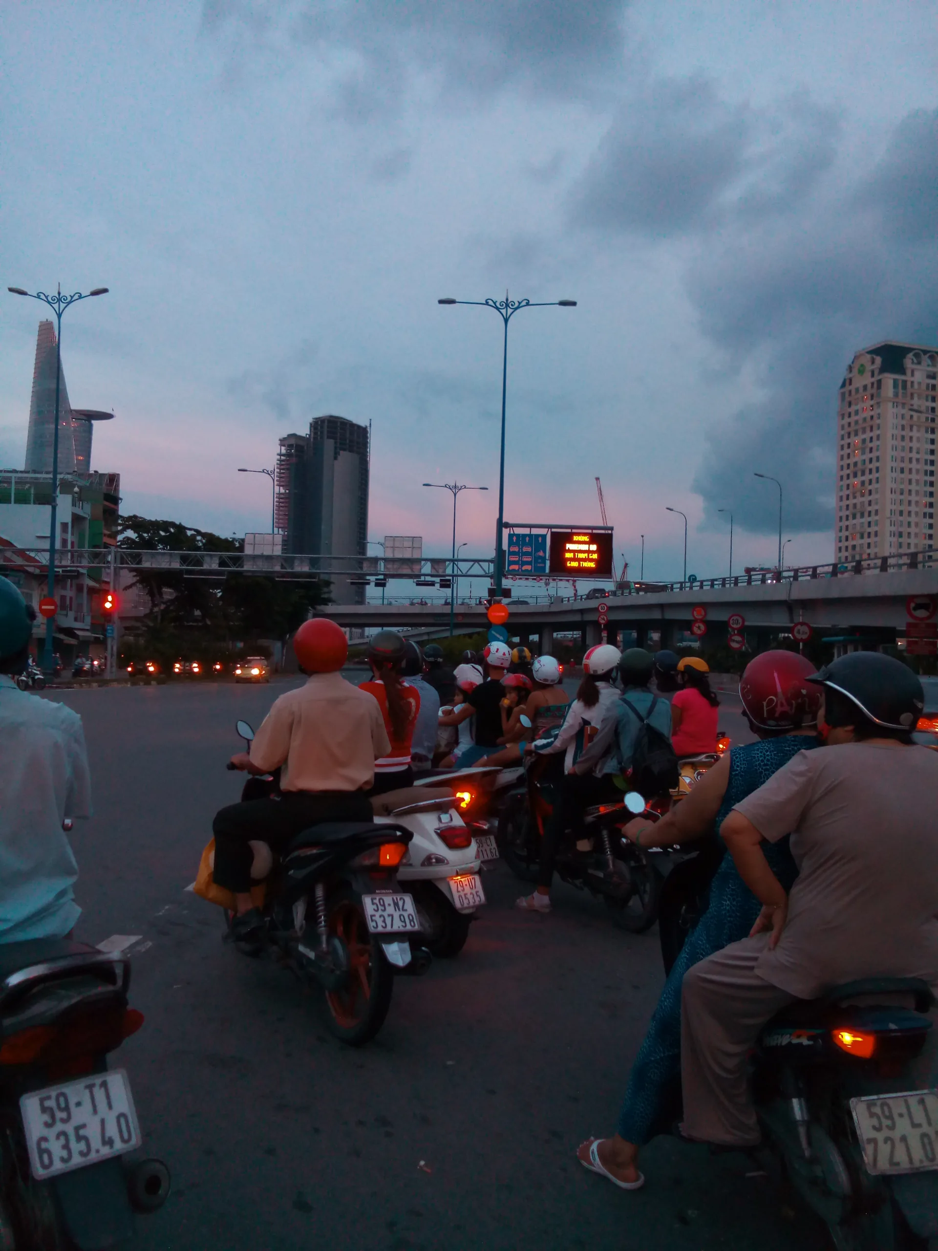 tranh thử lúc dừng xe đợi đèn xanh để qua bên kia đường. Lúc này trời bắt đầu sập tối. Ảnh chụp có hiện tượng bệt ảnh và bị noise khá nhiều 