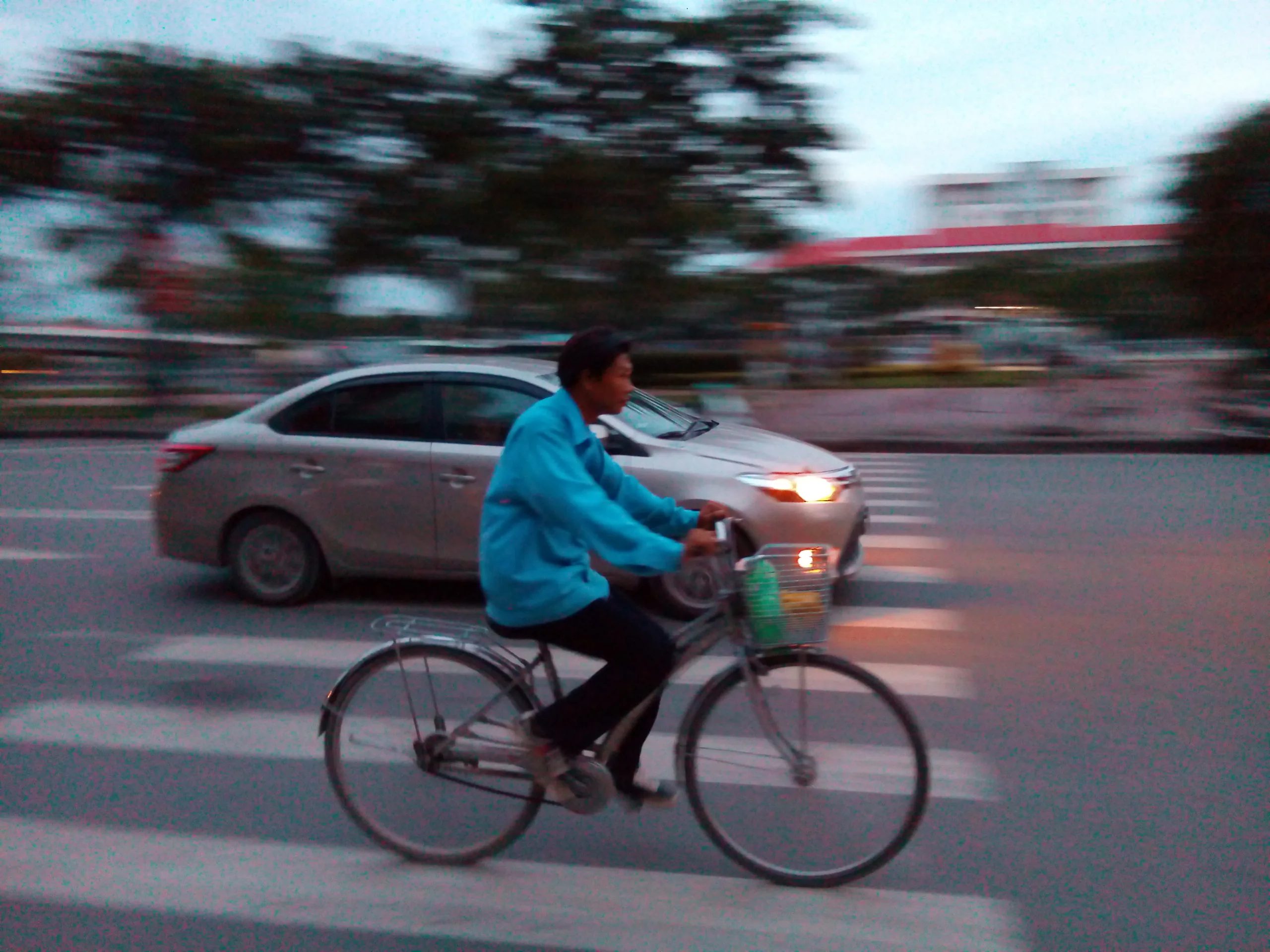 thử lia máy trong điều kiện này thế nào. Máy vẫn bắt nét khá ổn đối tượng nhưng vẫn noise nhiều cho dù lúc này trời chưa tối hẳn