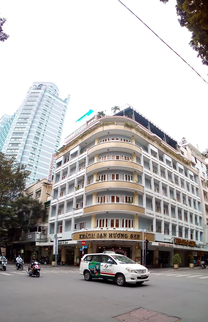 Thử khả năng Panorama theo chiều dọc từ dưới lên xem nào. Ảnh ở mức tạm, chi tiết chưa cao