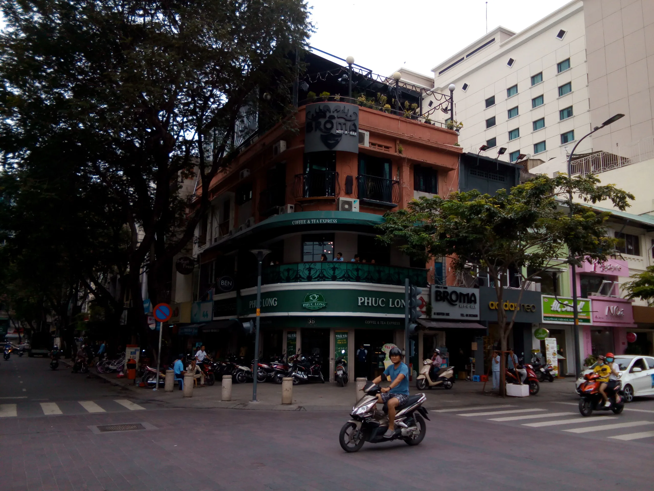 Trước khi qua làm thêm ly cà phê bên Phúc Long cũng tranh thủ chụp tí...ra đây chụp các bạn cẩn thận kẻo bị giựt điện thoại nhé.