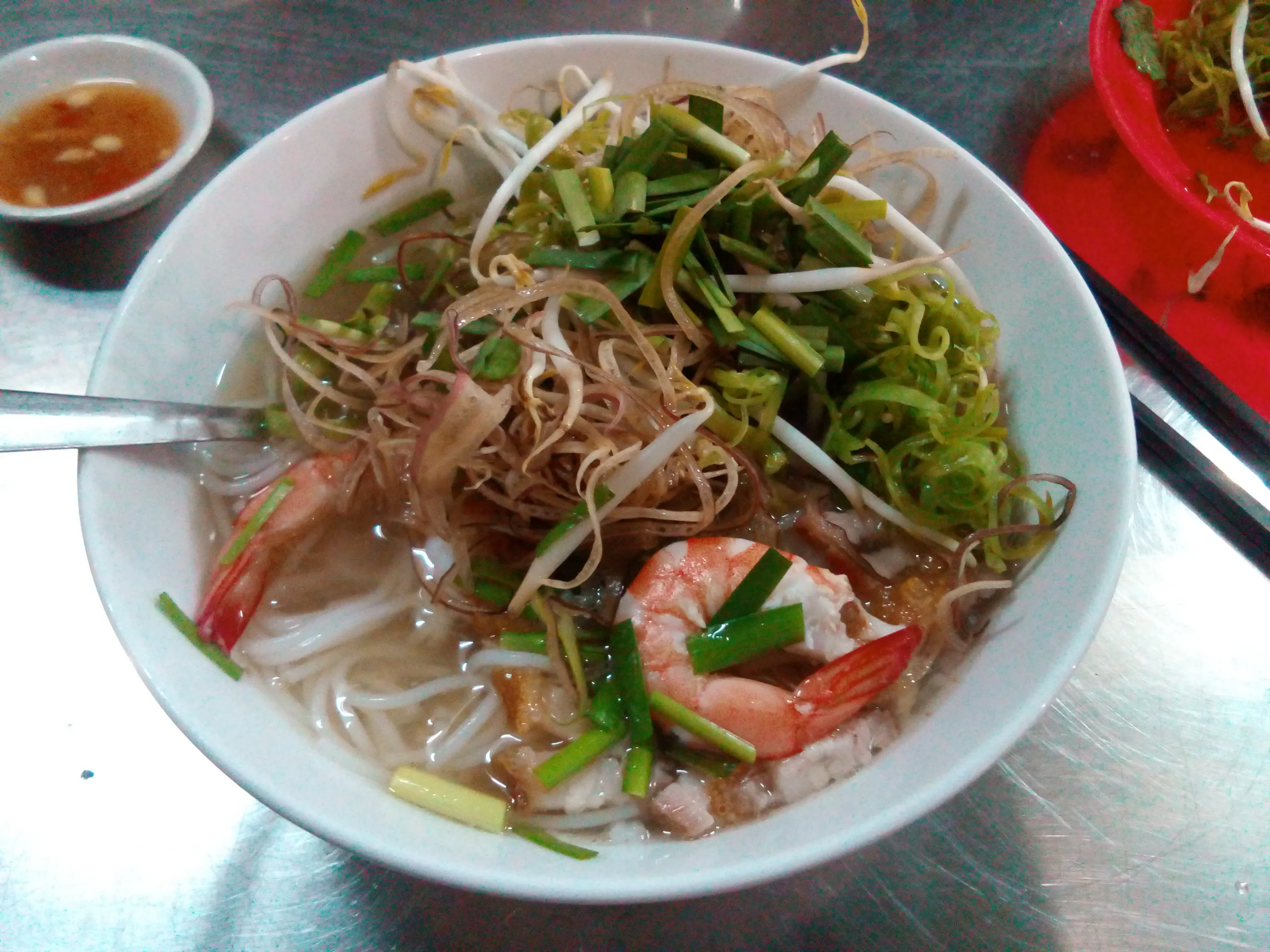 Ăn tối thôi. Thử chụp đồ ăn xem. Máy vẫn đủ khả năng tái tạo màu sắc khá ổn,không bị sai màu nhiều