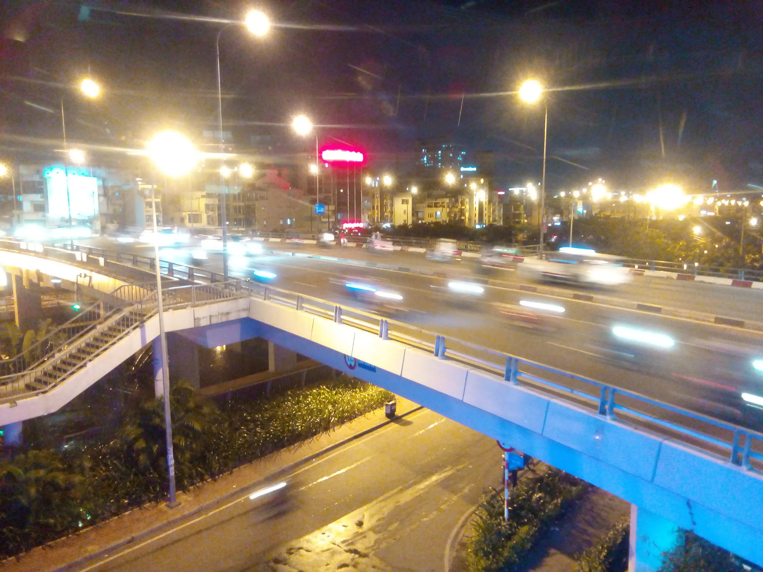 Thủ chụp cảnh đêm trên cầu Chà Và. Hình ảnh khá ổn đủ sáng, ảnh vẫn noise và bệt nhưng ở mức chấp nhận được
