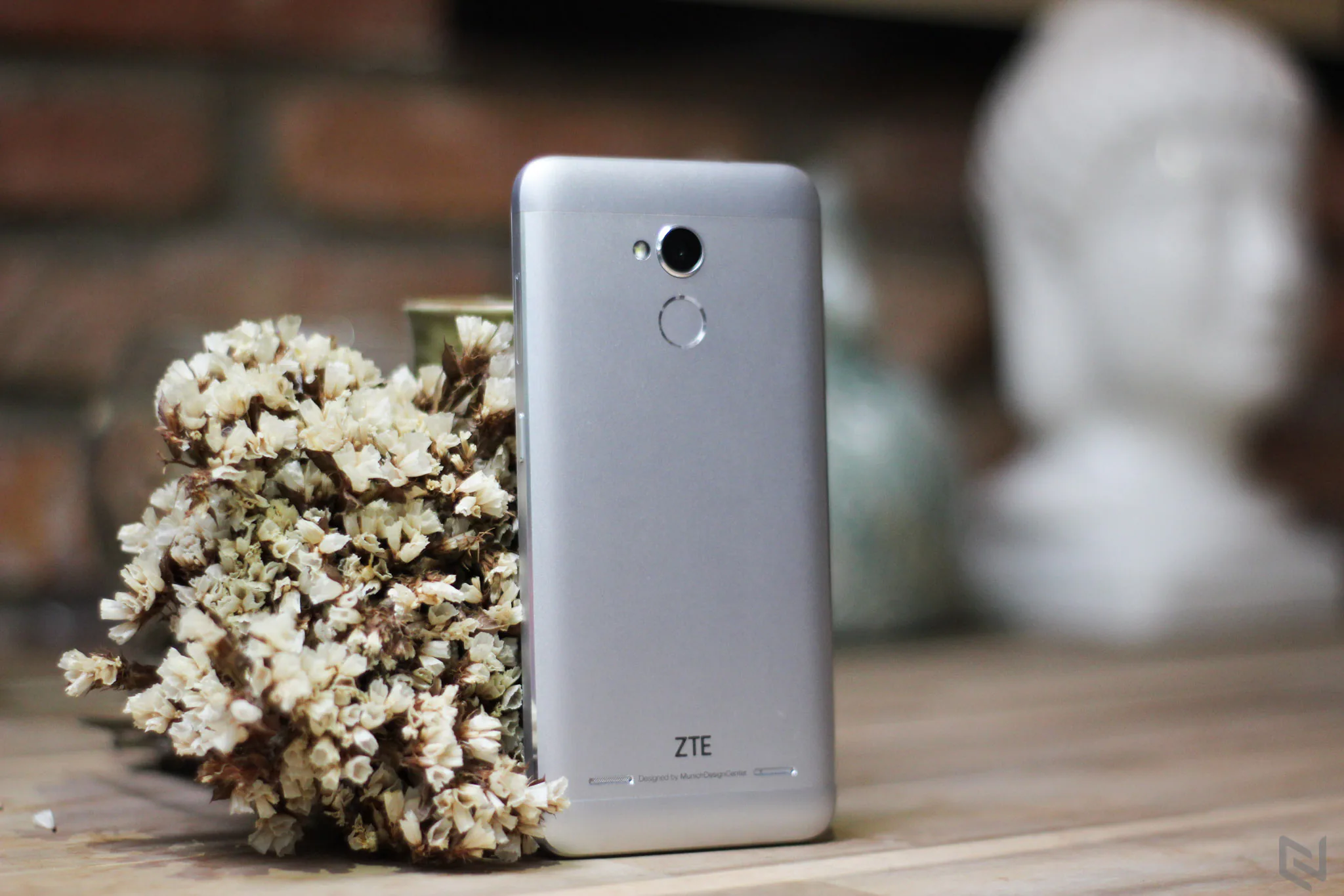 Trên tay ZTE V7 Lite: kim loại nguyên khối, vân tay, kính 2.5D, giá 3.7 triệu