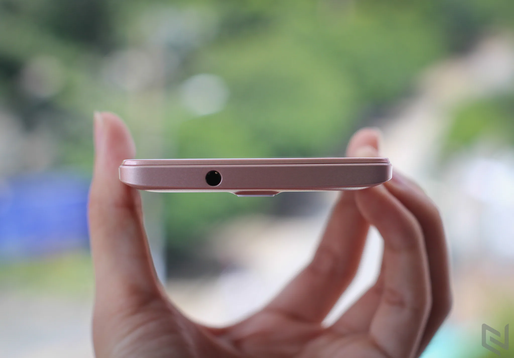 Trên tay điện thoại ZTE Blade L5 Plus giá chỉ 1.8 triệu đồng