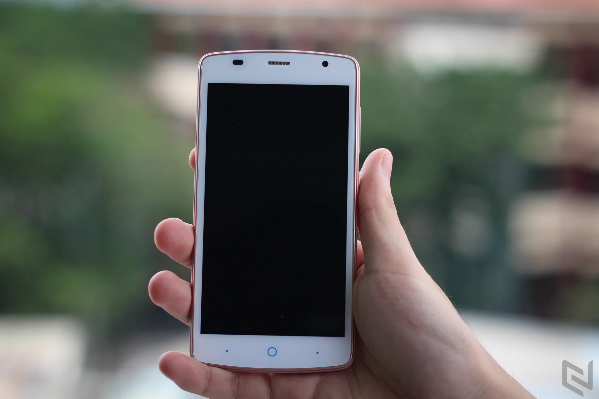 Trên tay điện thoại ZTE Blade L5 Plus giá chỉ 1.8 triệu đồng