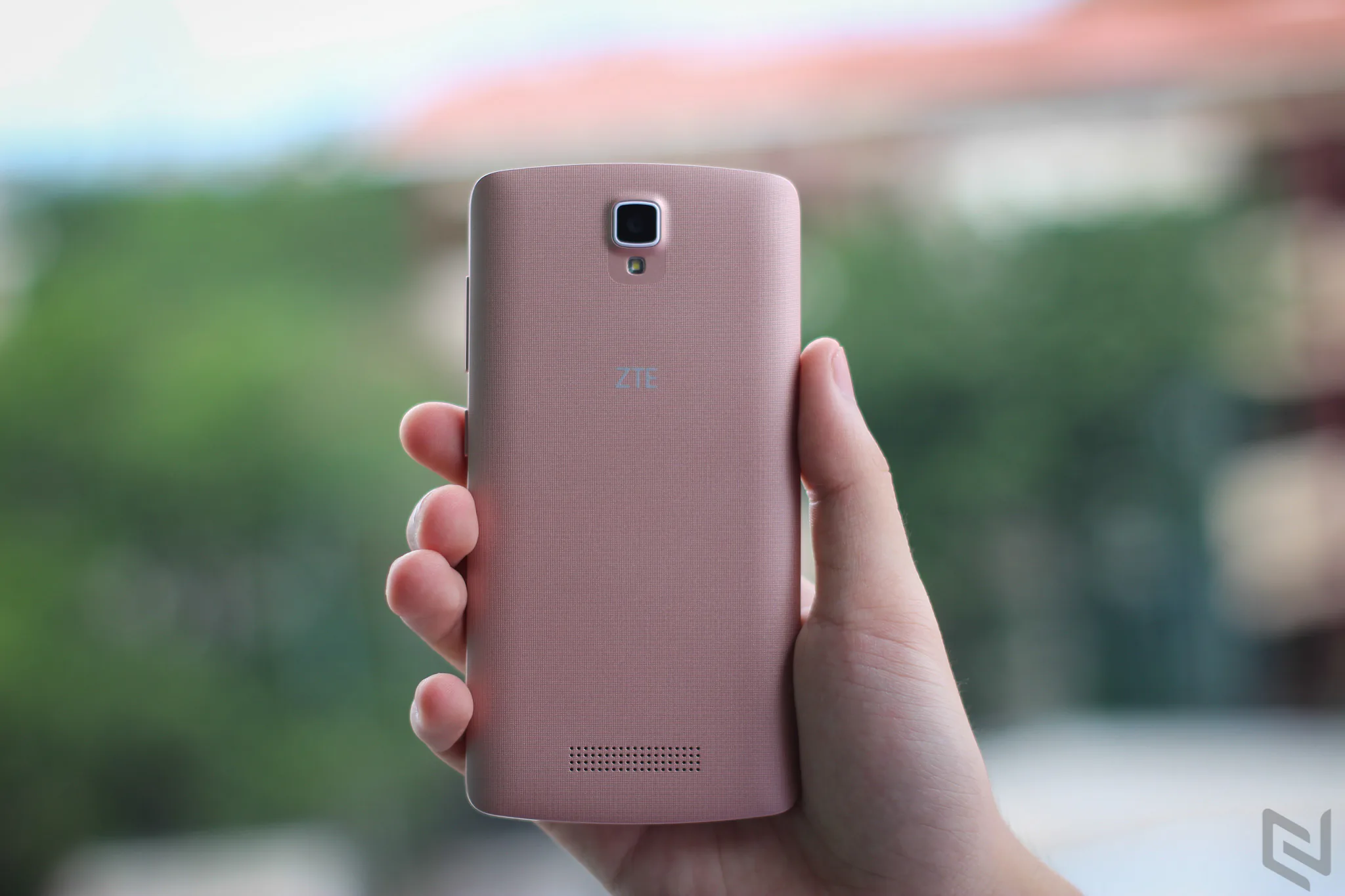 Trên tay điện thoại ZTE Blade L5 Plus giá chỉ 1.8 triệu đồng